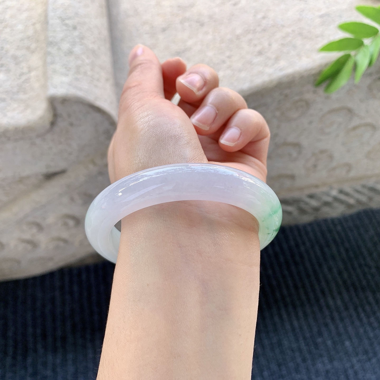 正圈55 56【圈口】56.9/12/9【编码】J7122115【描述】冰糯粉紫飘绿花，水润，种老，细腻，无裂纹