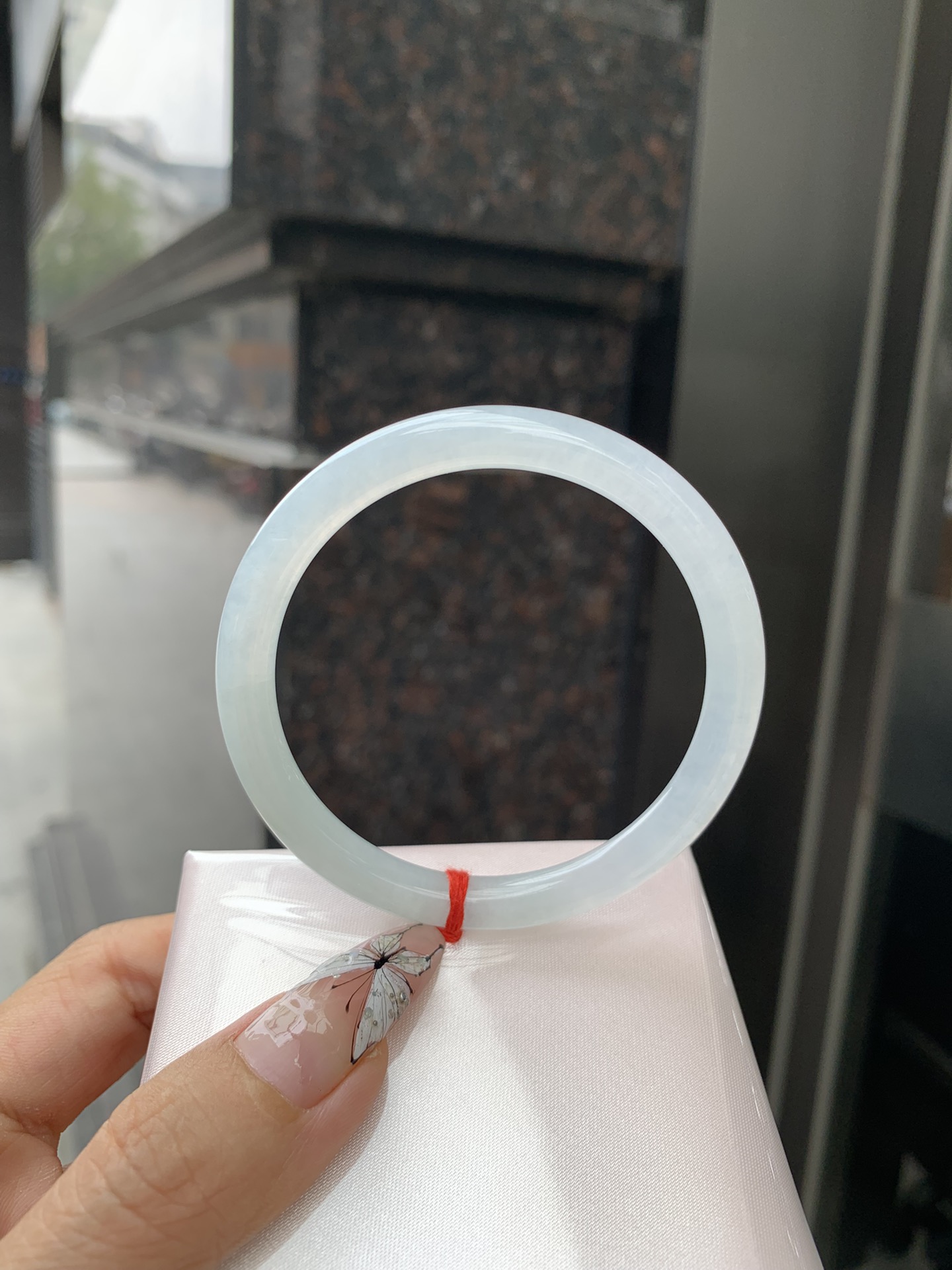 白月光美人条 54.5-7.3-6 0412-N410-6 打灯细纹，底妆细腻，水水润润的白月光，如同夜空中最温柔的那一抹月光，轻轻洒落你的手腕，带来一份宁静与雅致