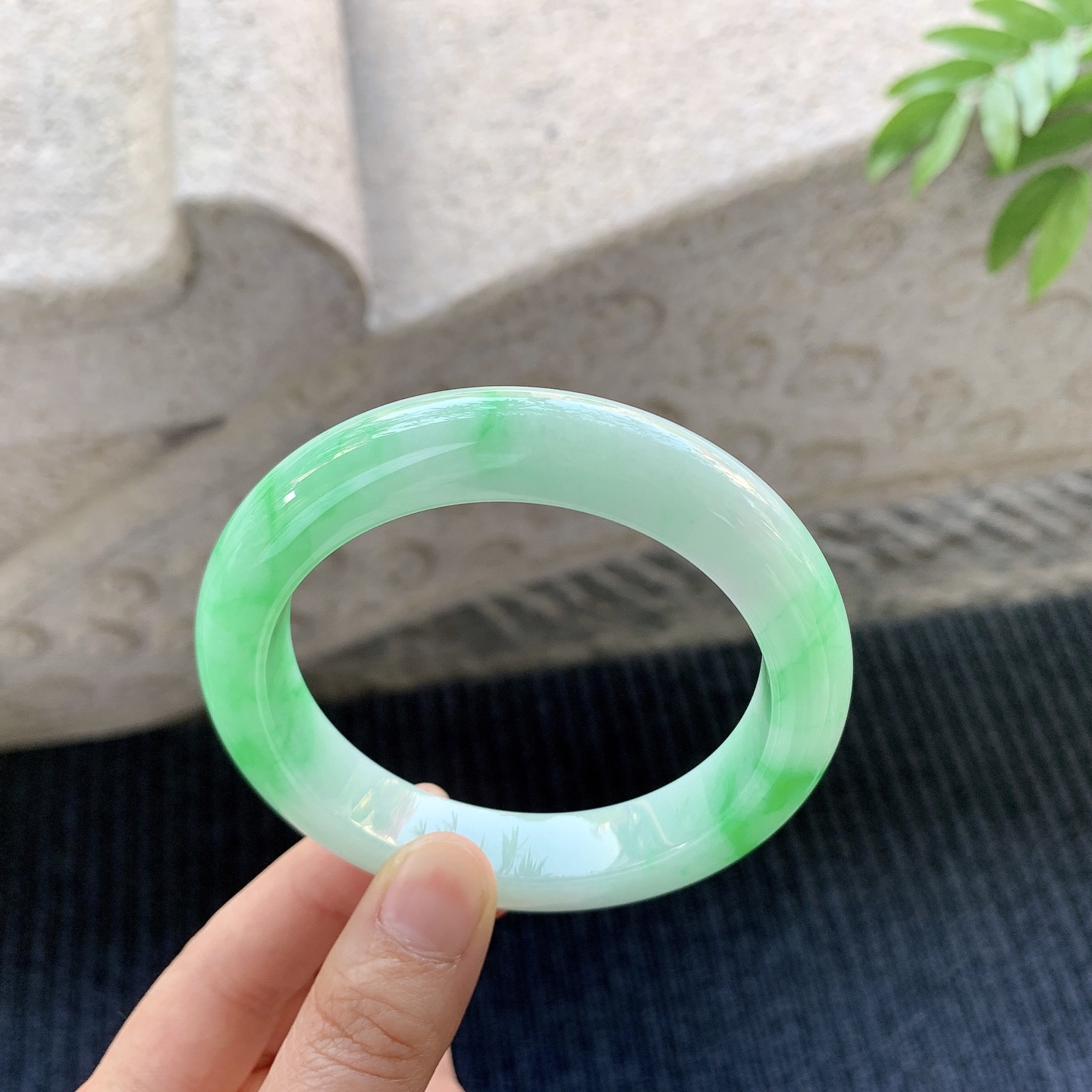 正圈58 59【圈口】59.8/12.5/10【编码】GJ121602【描述】糯冰飘阳绿，水润，种老，细腻，无裂