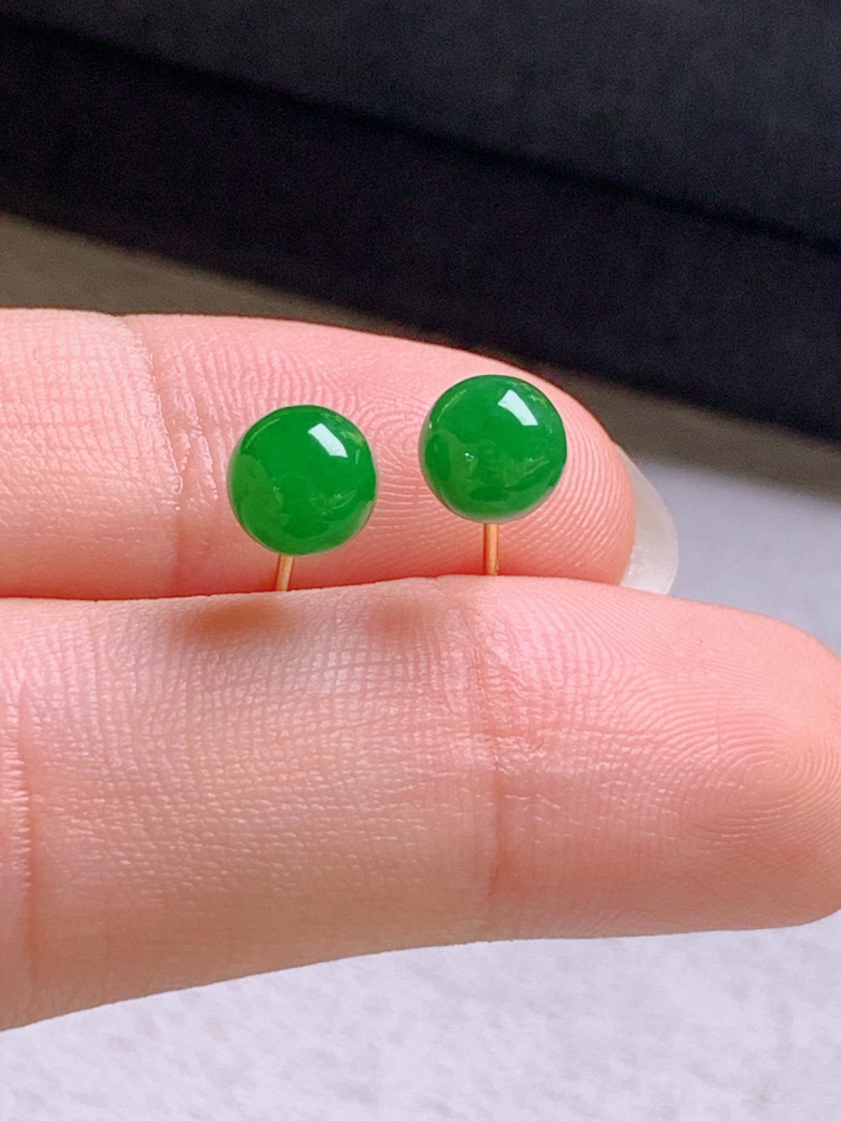 冰满绿珠珠耳钉，色好圆润
卡5.8