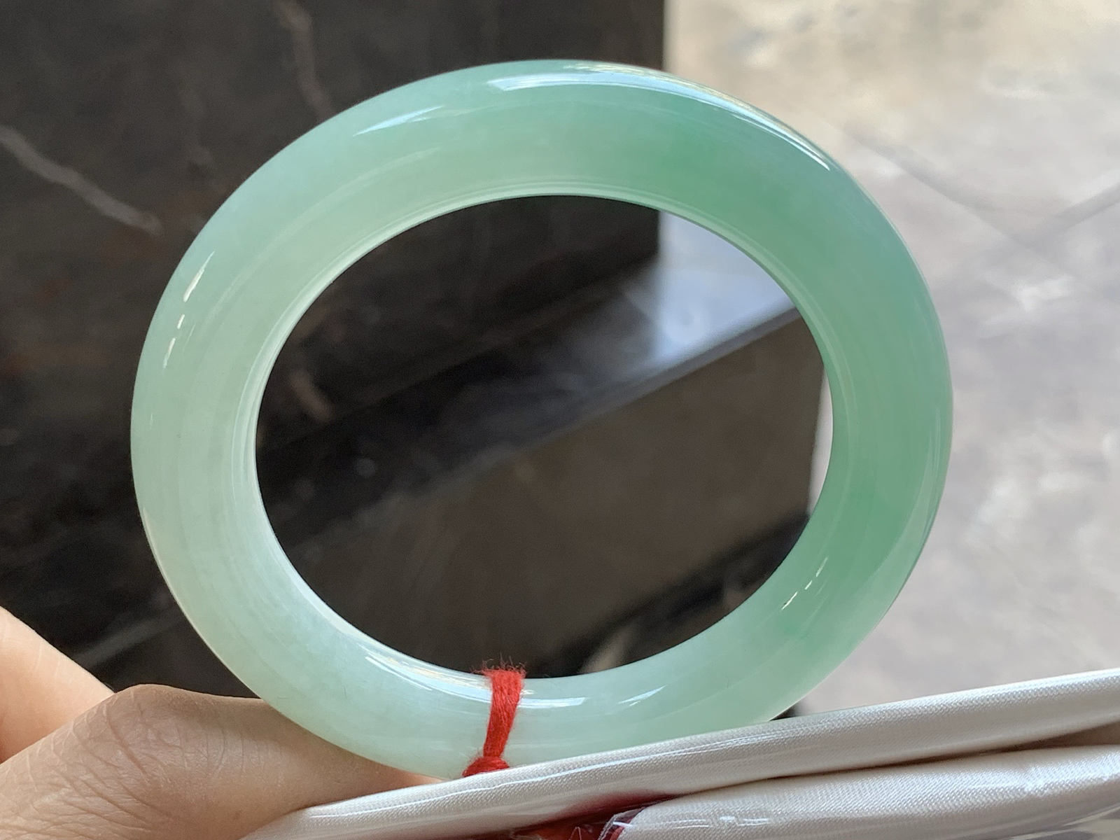 55-11mm

果绿圆条手镯^_^55 56可戴～ 颜色均匀 细腻