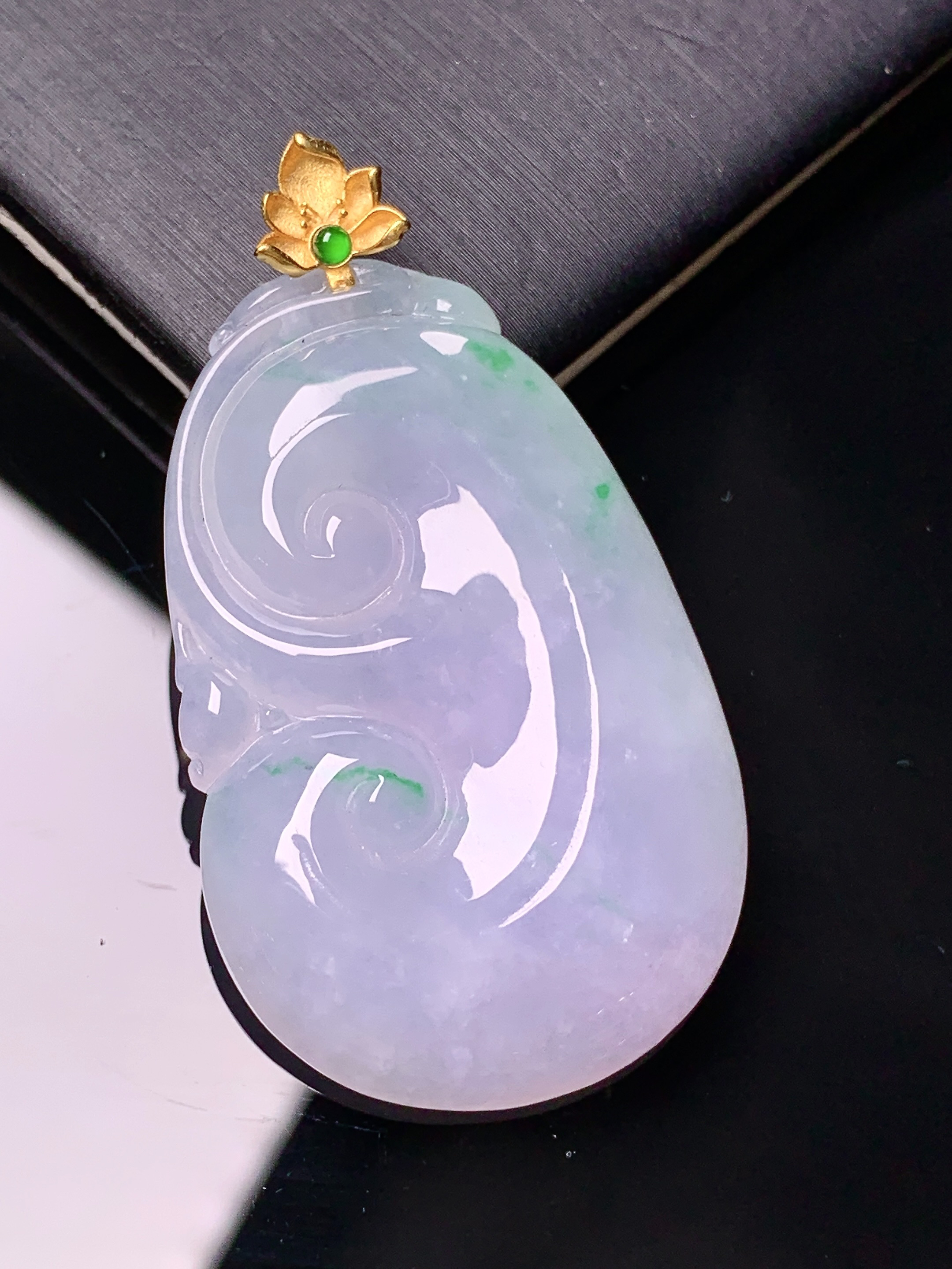 18k金镶嵌飘绿如意吊坠 玉质细腻 色泽艳丽清新 水润亮眼 整体尺寸45.8*25.6*5.5j2