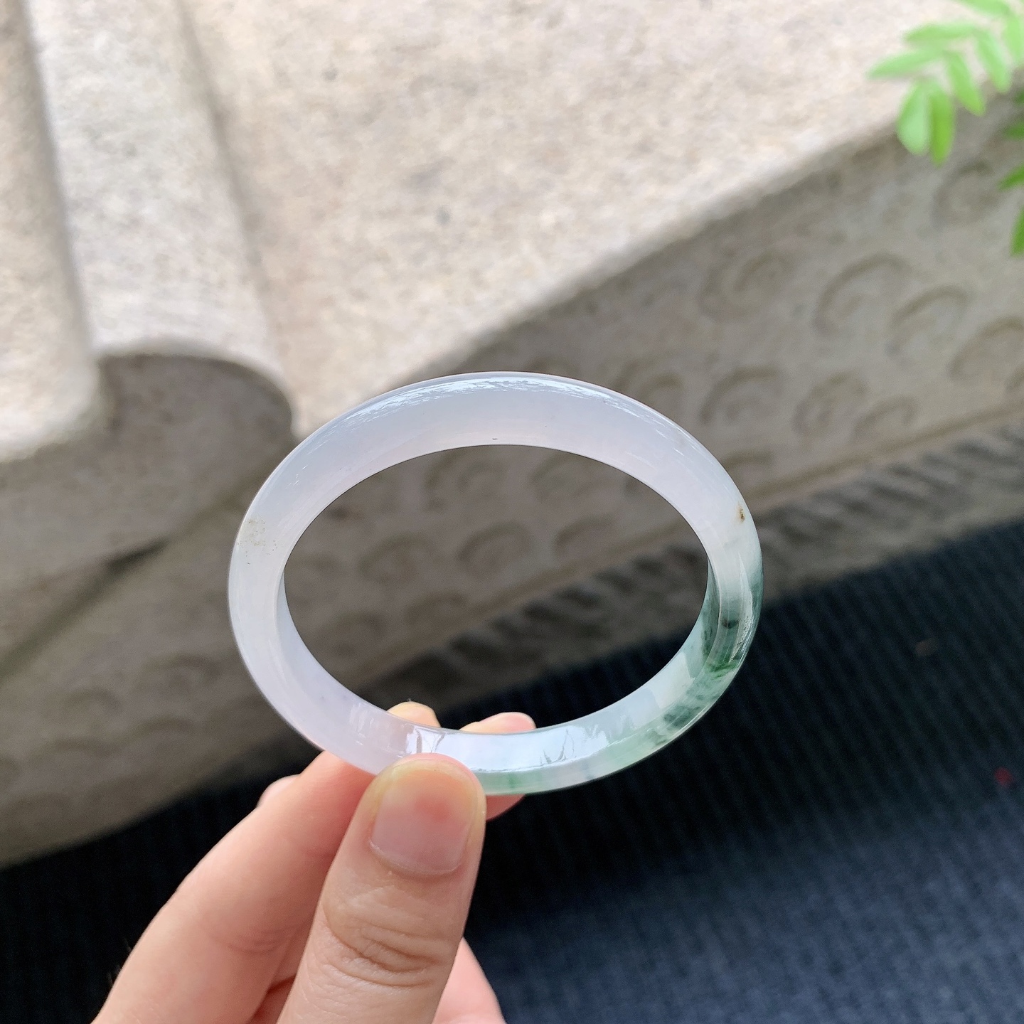 正圈50 51【圈口】51.7/9/5.8【编码】QX041206【描述】糯冰飘花，水润，种老，细腻，打灯有棉线