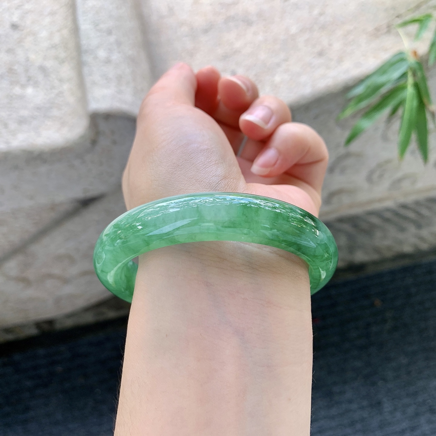 正圈56 57【圈口】57.6/12.6/8.3【编码】A1122371【描述】冰糯辣绿，水润，种老，细腻，无裂