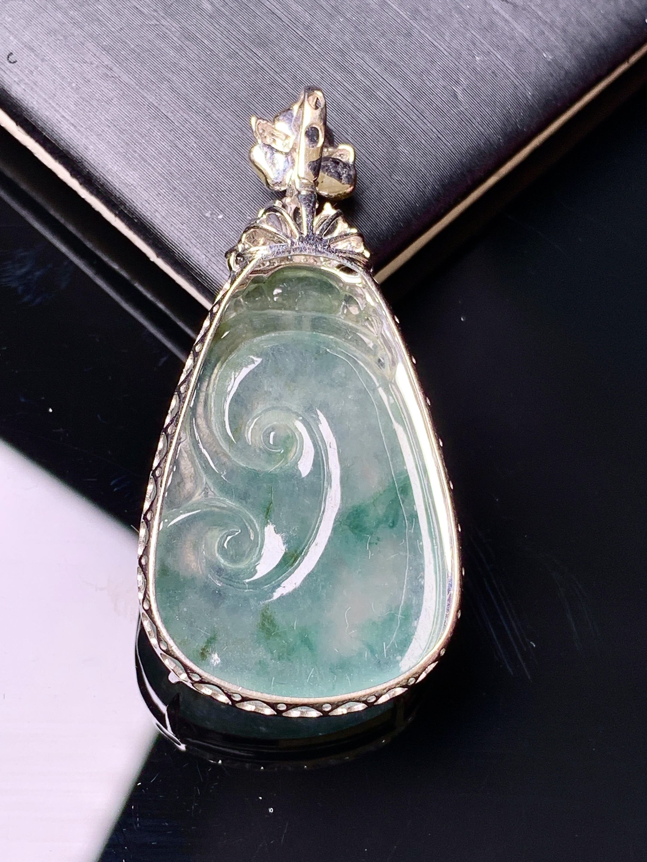 18k金钻镶嵌冰种如意吊坠 玉质细腻 色泽艳丽清新 水润亮眼 整体尺寸41.5*20.3*7.5yz