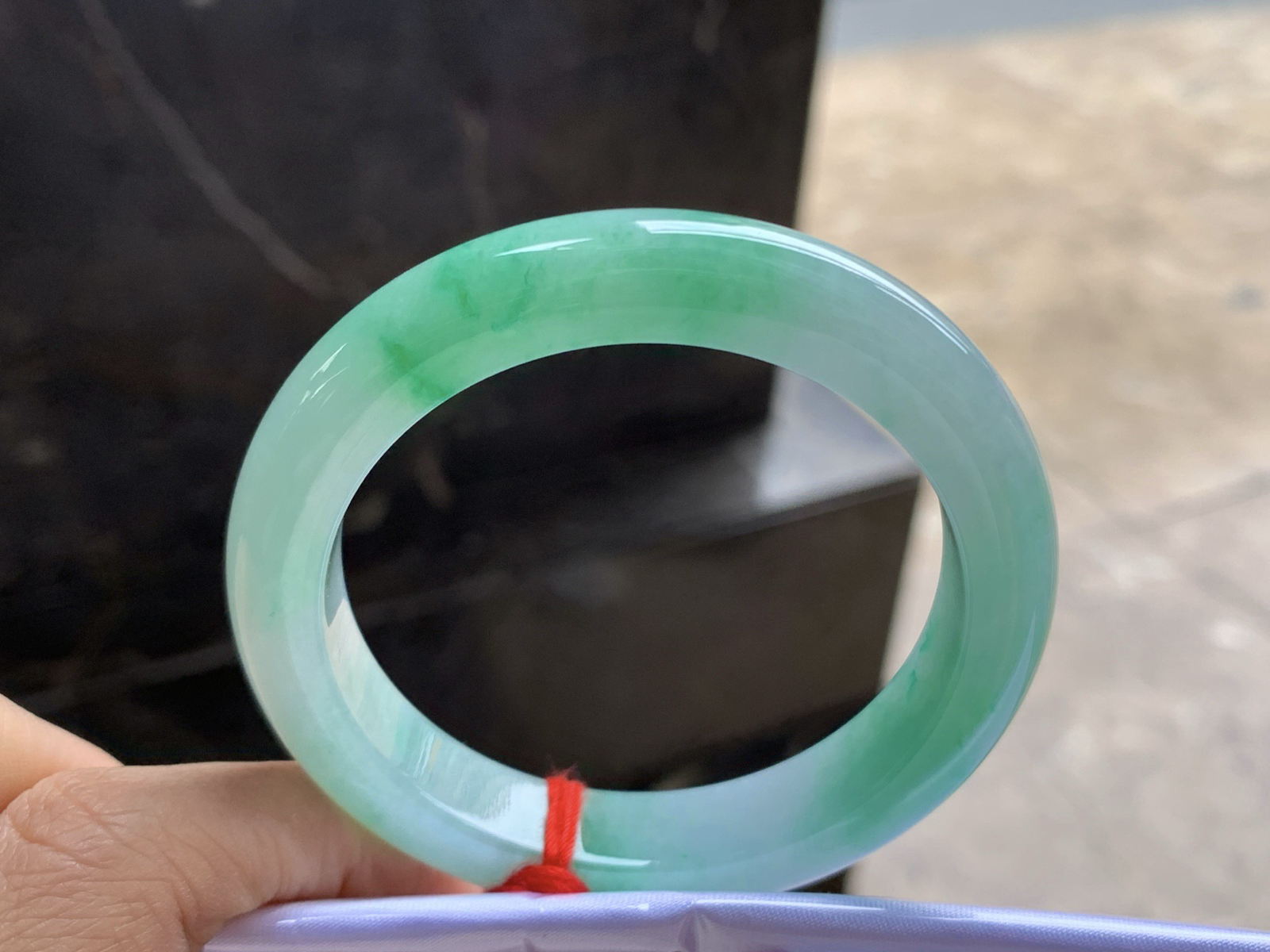 52-10.8-8.5

带色手镯^_^色阳 玉质温润 清新