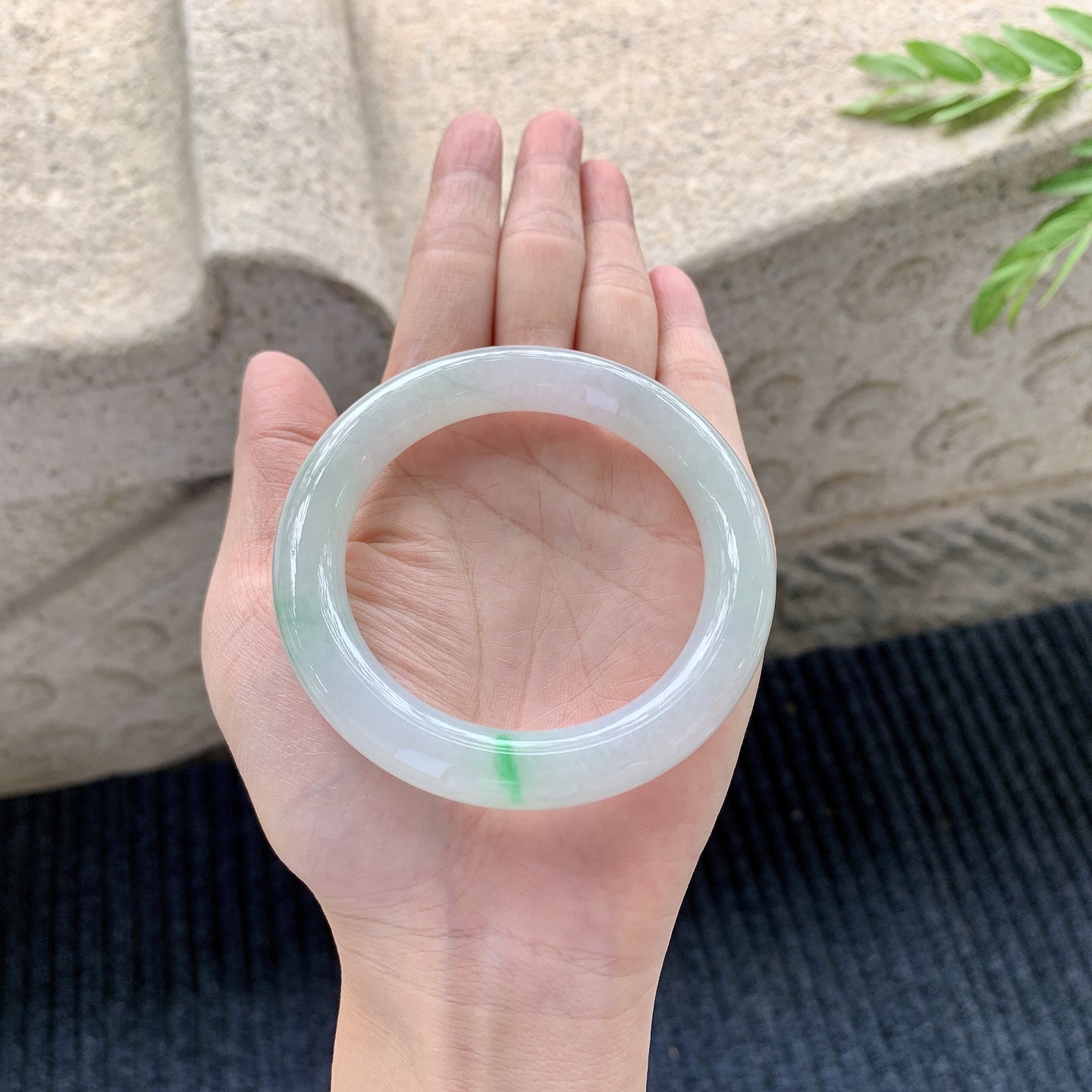 圆条52 53【圈口】53.7/10.5/10.3【编码】B2121156【描述】冰糯飘绿，水润，种