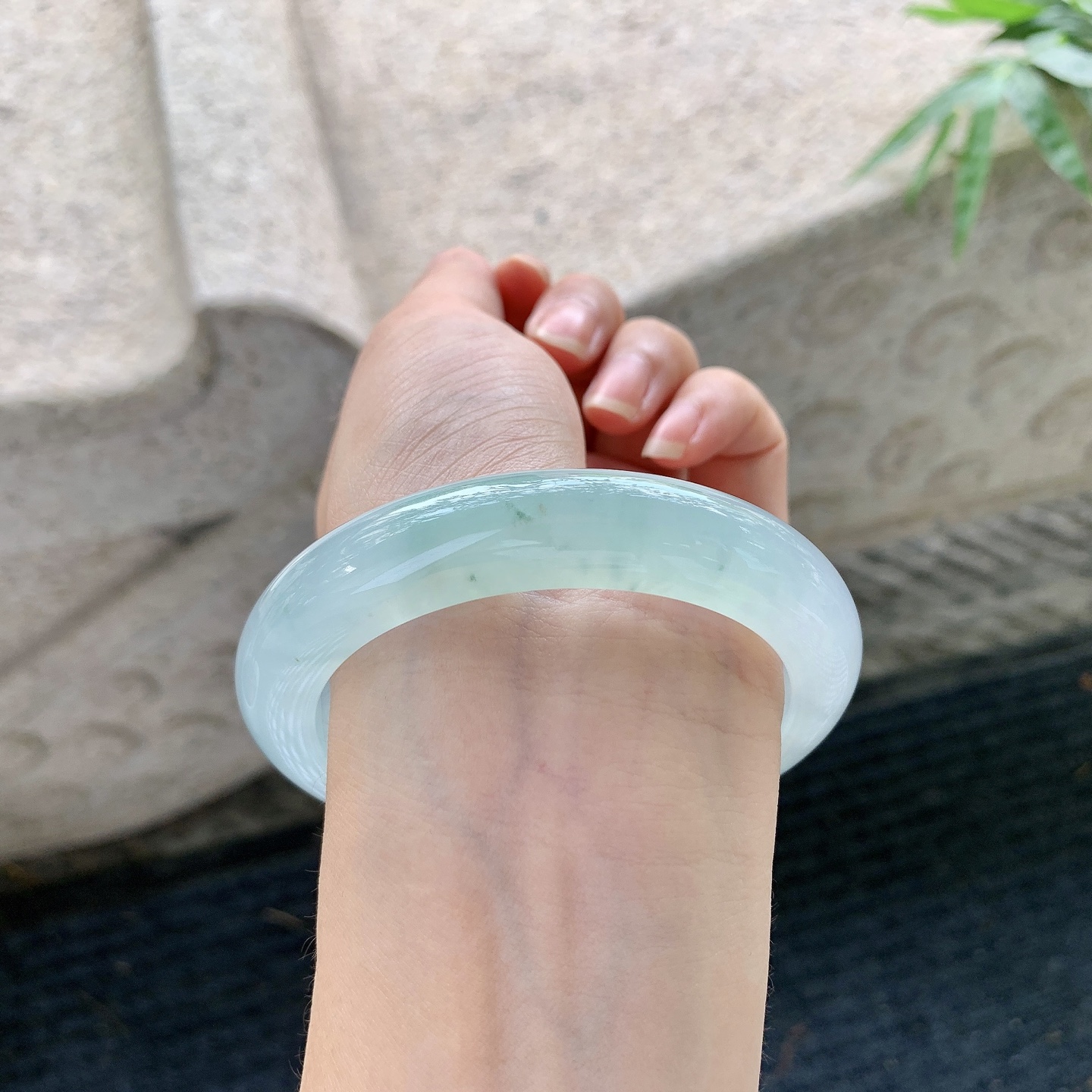 正圈57 58【圈口】58.3/12.3/9.5【编码】BA120768【描述】冰糯晴底，水润，种老，细腻，打灯有絮线