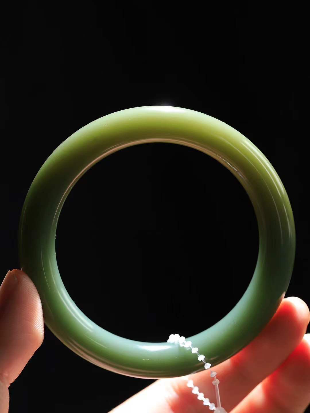 【碧波流转·手镯】

精品️和田玉碧玉圆条手镯，玉质细腻温润，手感舒适，️线条流畅，简约大气，美自天成，佩戴于腕间，婉约之美，举手投足间透出那份低调奢华，醉人心扉。
重55克 内径圈口57.5mm尺寸10.5-10.3mm  FDA-13401208