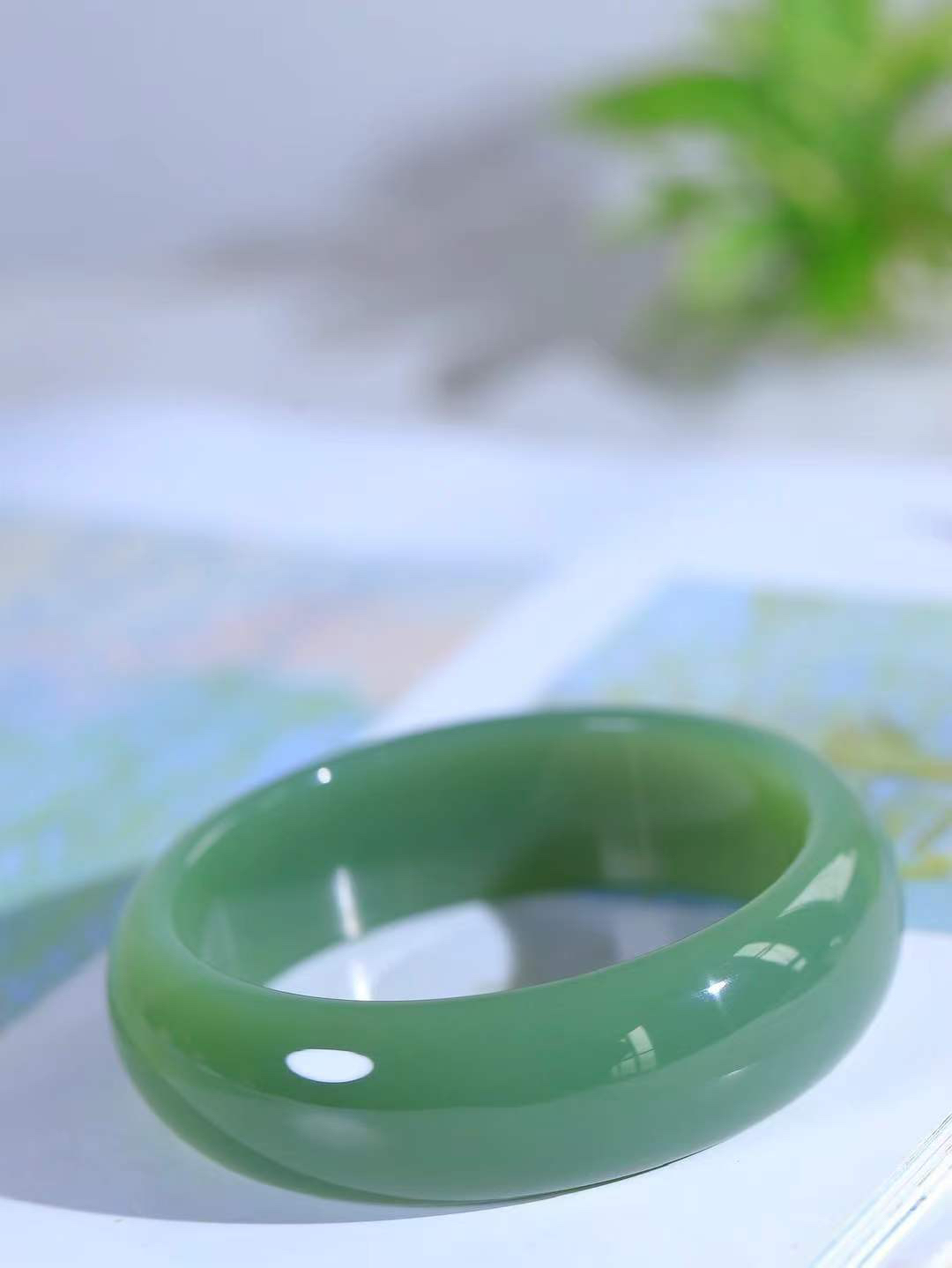 【碧波流转·手镯】

收藏级臻品️和田玉碧玉手镯，玉质细腻温润，手感舒适，️线条流畅，简约大气，美自天成，佩戴于腕间，婉约之美，举手投足间透出那份低调奢华，醉人心扉。
重83.5克 内径圈口60mm  尺寸19.8-8mm  FDT-11461133