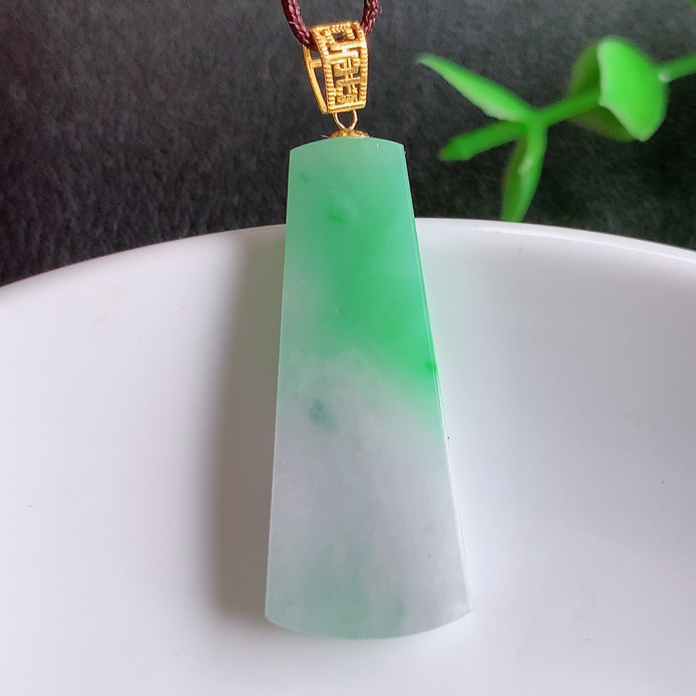 冰润飘绿无事牌翡翠吊坠，平平安安，万事如意，沁人心脾，清秀高雅，18k金镶嵌   W42.11  尺