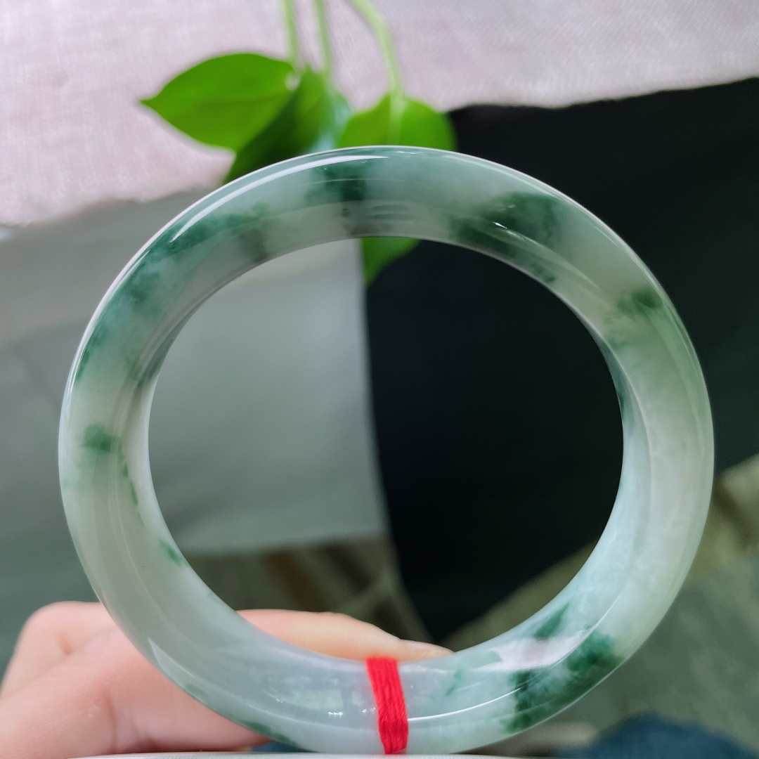 56/12.2/8.4，飘花正圈，底子细腻干净，玉含灵韵，花自飘零。有纹，ss49379a