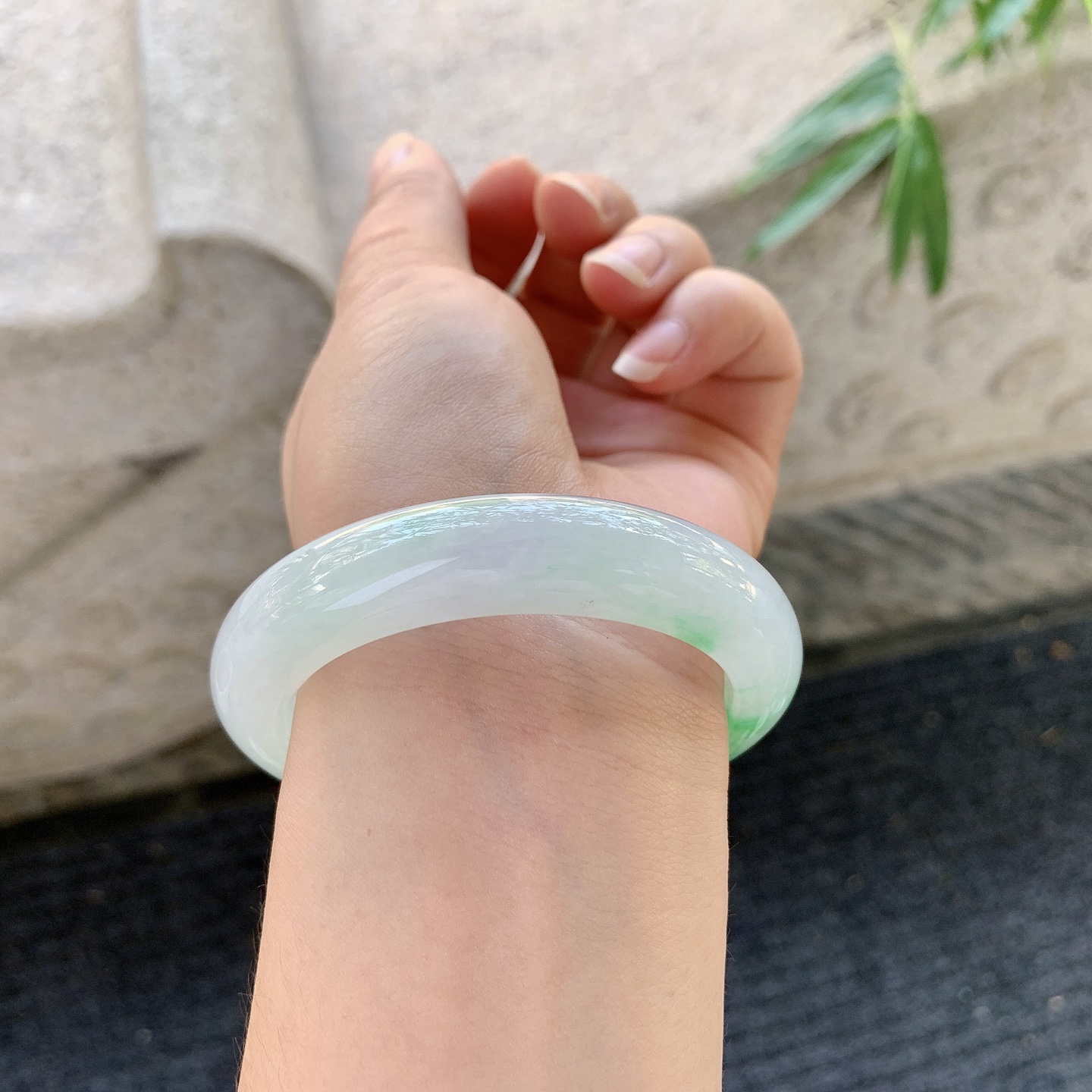 正圈51 52【圈口】52.6/12.5/9.2【编码】AN110793【描述】冰糯飘阳绿，水润，种老，细腻，打灯有棉线