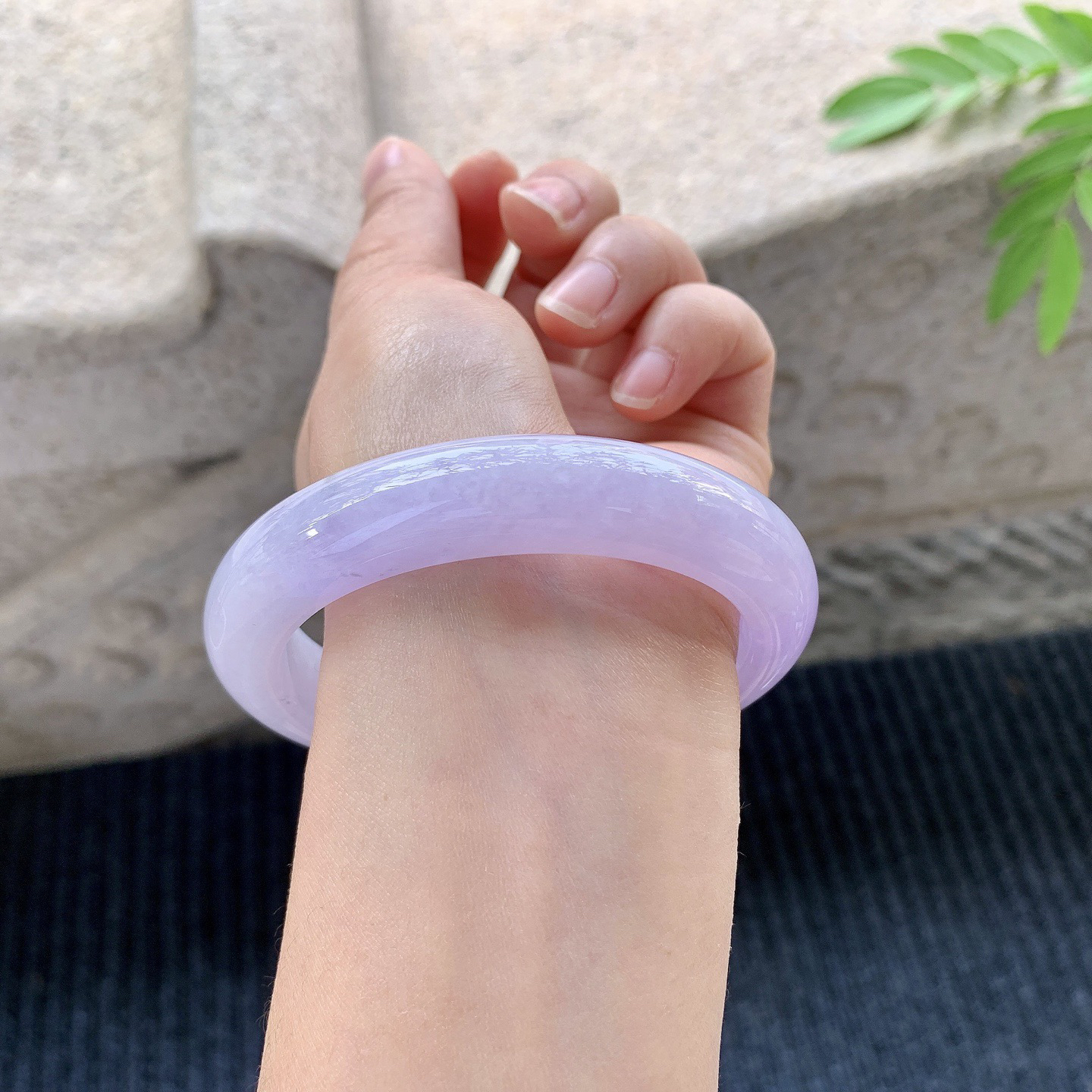 正圈59 60
【圈口】60.5/13.1/9.1
【描述】紫罗兰，满紫，水润，种老，细腻，打灯有晶体线！