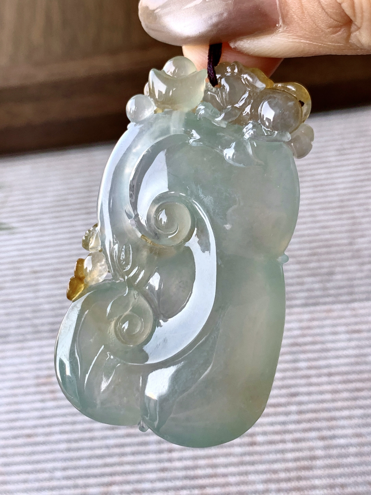 【裸石】️高冰飘黄翡仿古如意吊坠
【说明】缅料  性价比高  
【尺寸】53-30.8-10.3