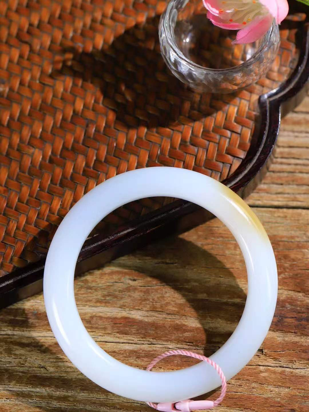 【暖玉生香·手镯】

精品和田玉糖白玉手镯，质地油润细腻，色泽高贵典雅，镯型古朴典雅。在诗情画意的雨巷相遇，你是我腕间的一抹风情，有你眸有深情，清风荡漾湖间静水，我愿俯身低眉，在烟波涟漪处，寻你深情倩影。内径54.5mm尺寸12-9.5mm重54.5克  69401158A