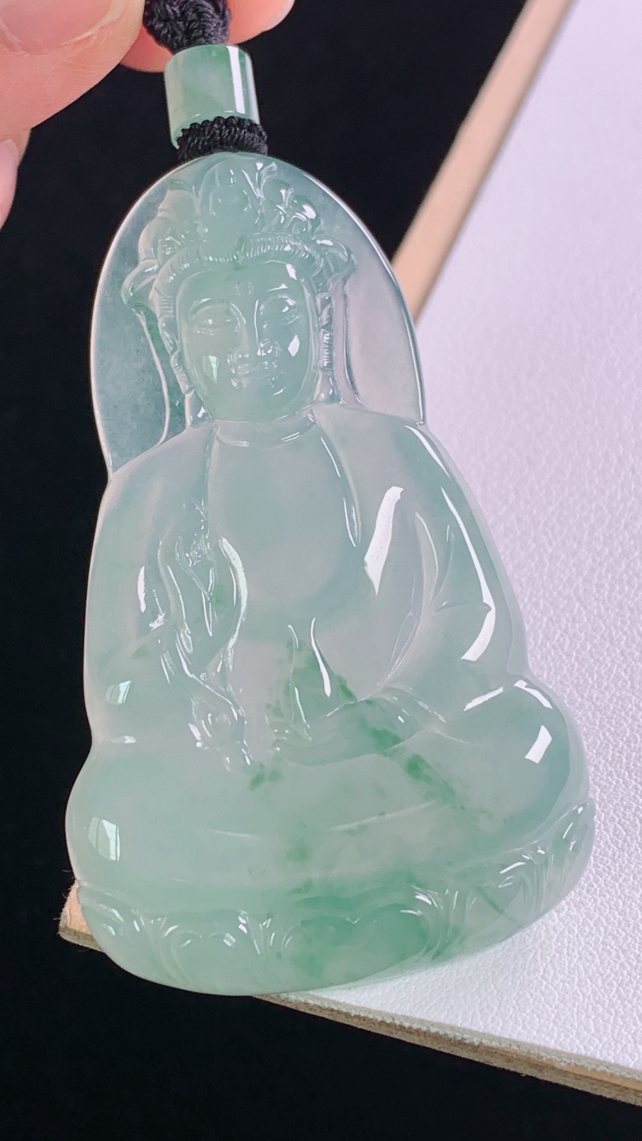 冰飘花观音
花色灵动，水润细腻，
尺寸:68.6-60.1-37.5-5.8mm