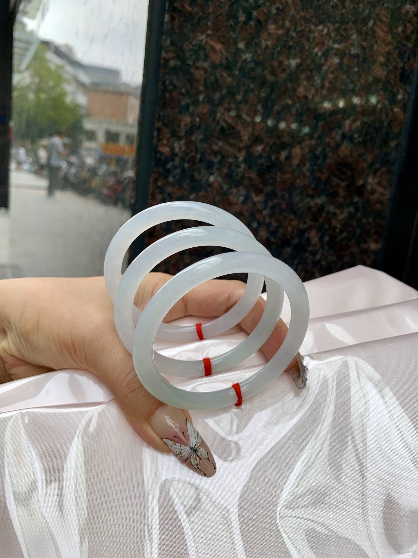 白月光美人条 54.1-7-5.6 0412-N410-2 打灯细纹，底妆细腻，水水润润的白月光，如同夜空中最温柔的那一抹月光，轻轻洒落你的手腕，带来一份宁静与雅致