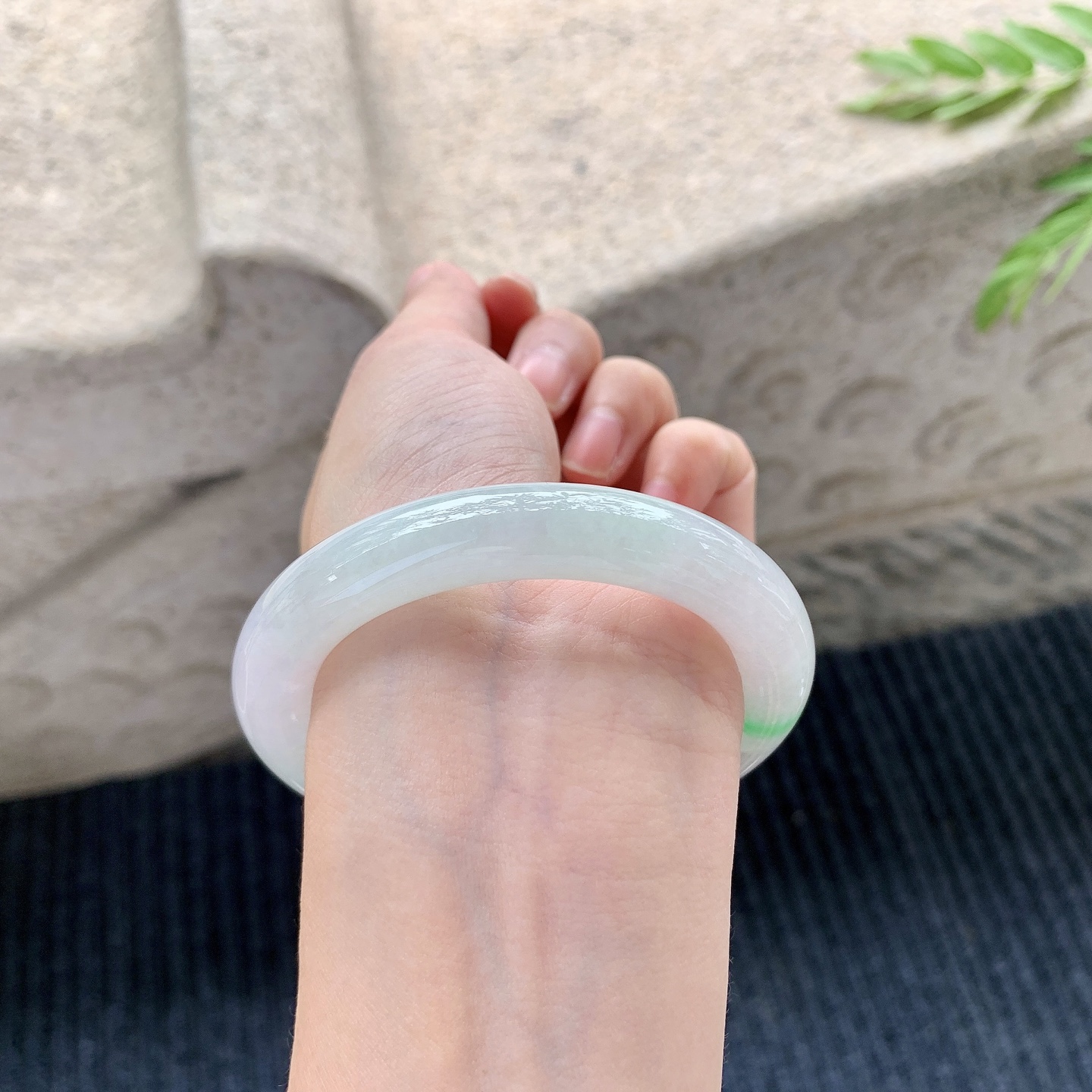 圆条52 53【圈口】53.7/10.5/10.3【编码】B2121156【描述】冰糯飘绿，水润，种老，细腻，打灯有絮线