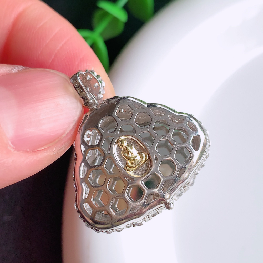 冰润满绿925银镶佛公挂件 玉质细腻  精雕弥勒佛，笑佛福耳垂肩，面相喜庆，开怀大笑，憨态可掬。惟妙惟肖，寓意福禄双全，吉祥美满，笑口常开 W481.11  整体尺寸：26.8-25-9mm   裸石尺寸：15.8-22.5mm