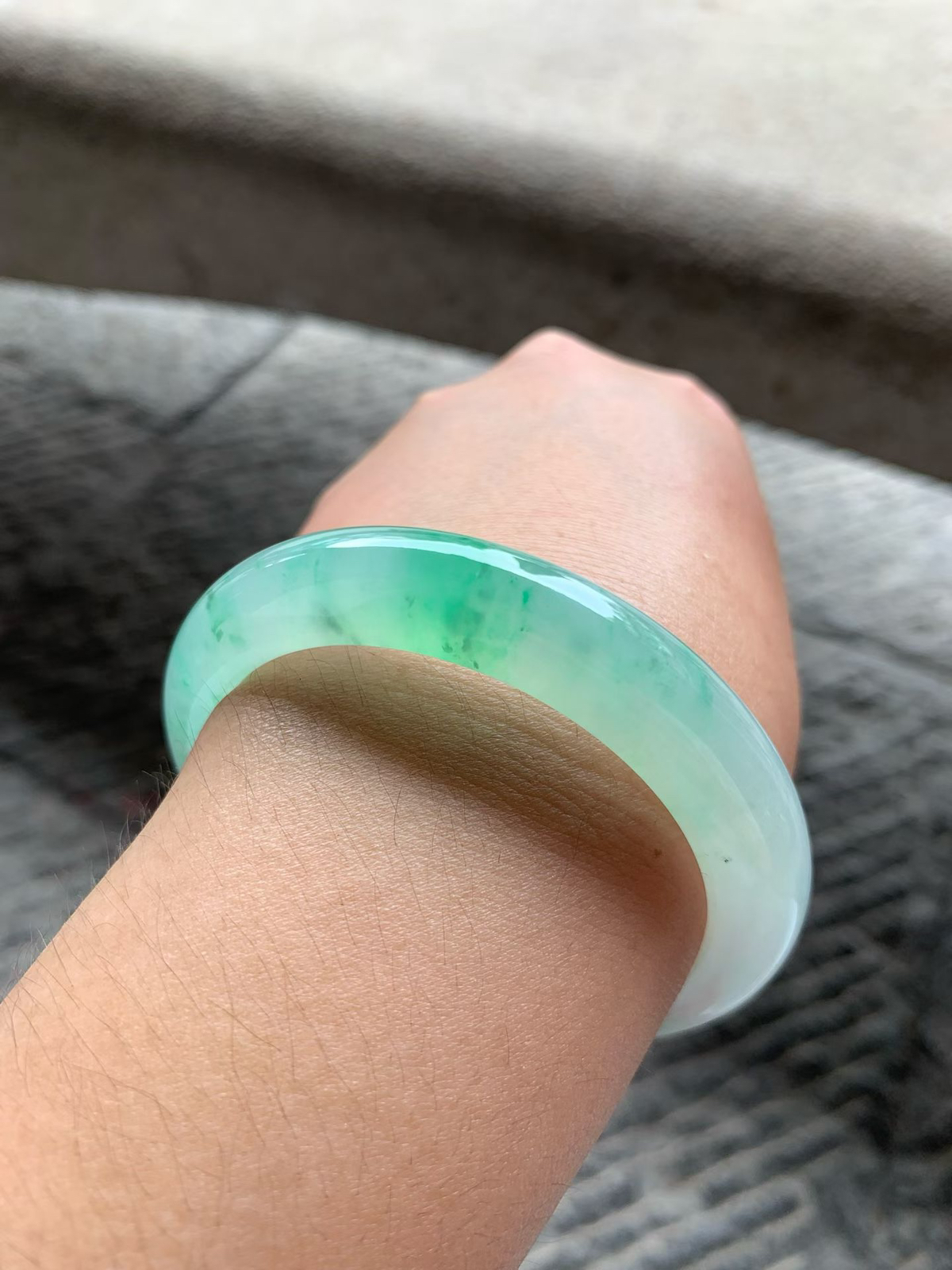 飘绿花正圈手镯尺寸56*11*9 老种通透，纯净细腻，胶润无比，颜色清新柔和，花色灵动轻盈！