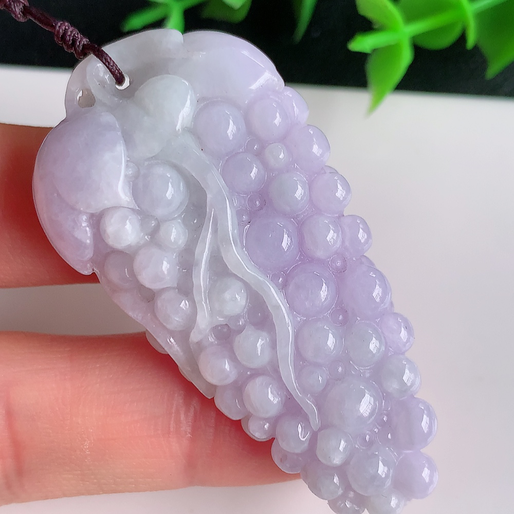冰润紫罗兰多子多福翡翠吊坠，多子多福，福气满满，紫气东来，清秀高雅，上身效果优雅迷人！性价比超值！W41.11 尺寸：53.8-27.8-11.5mm
