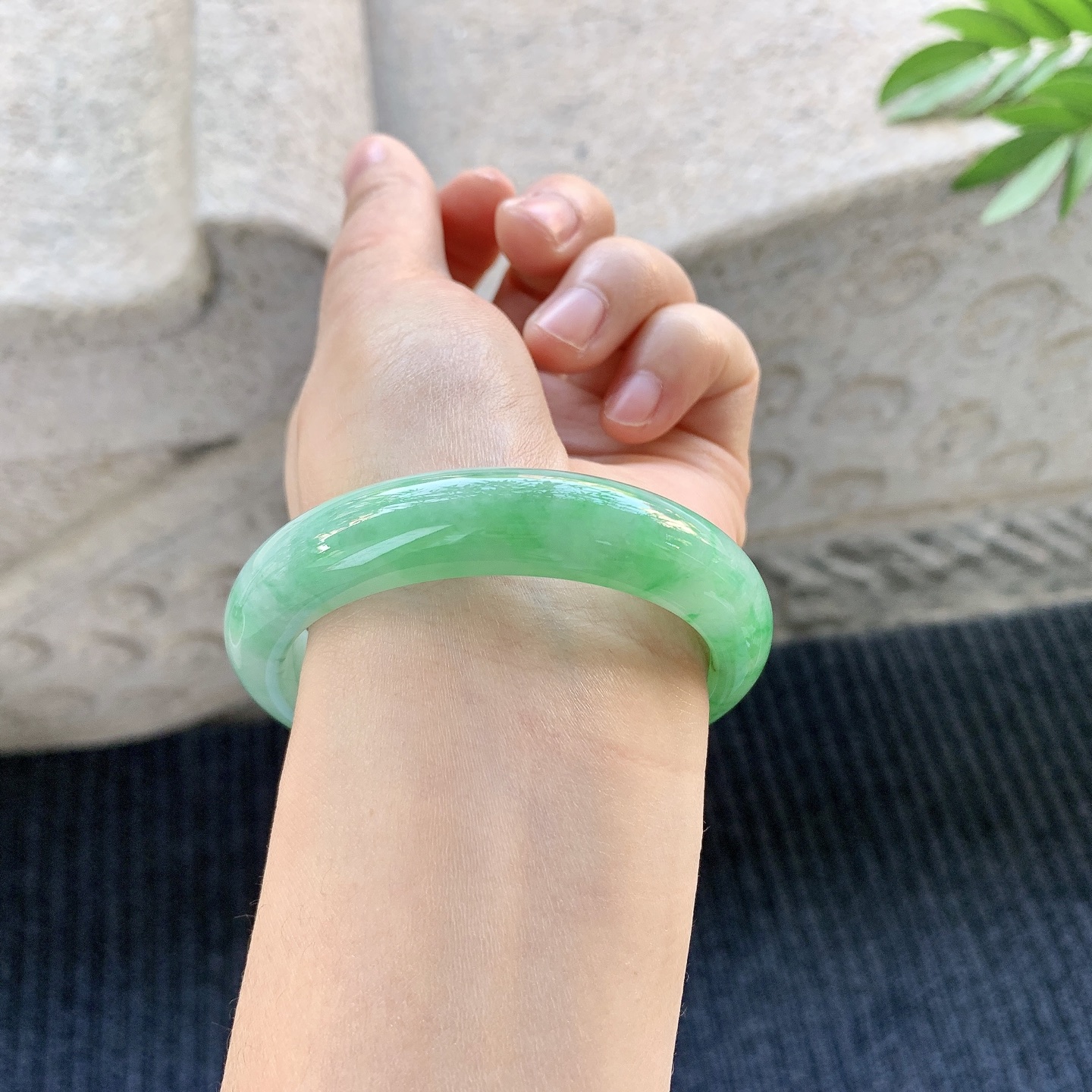 正圈54 55【圈口】54.3/12.4/8.2【编码】A1010482【描述】糯冰飘绿，水润，种老，细腻，打灯有棉线