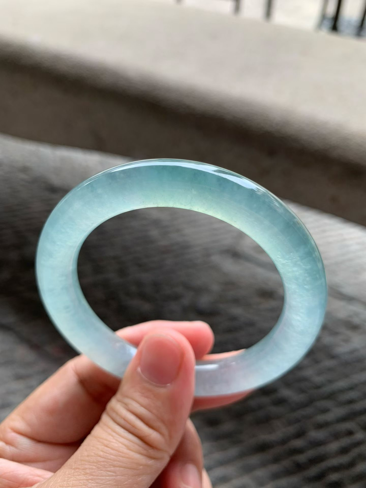 老坑种飘绿花圆条手镯尺寸54.5*10*10 通体冰透，清润水灵，胶感十足，绿花灵气轻盈，上手清冷贵气！