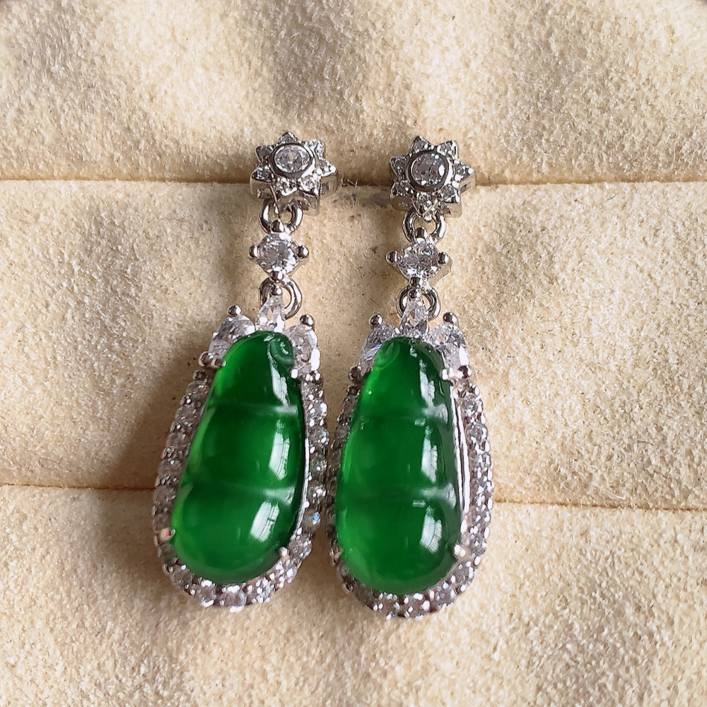 冰满绿翡翠925银镶嵌福豆耳坠，自然光实拍，翠色灵动，颜色漂亮，种老水足，品相佳，佩戴佳品！W481.11  取一整体尺寸：24.5-8.8-6.3mm  裸石尺寸：13-6.8mm