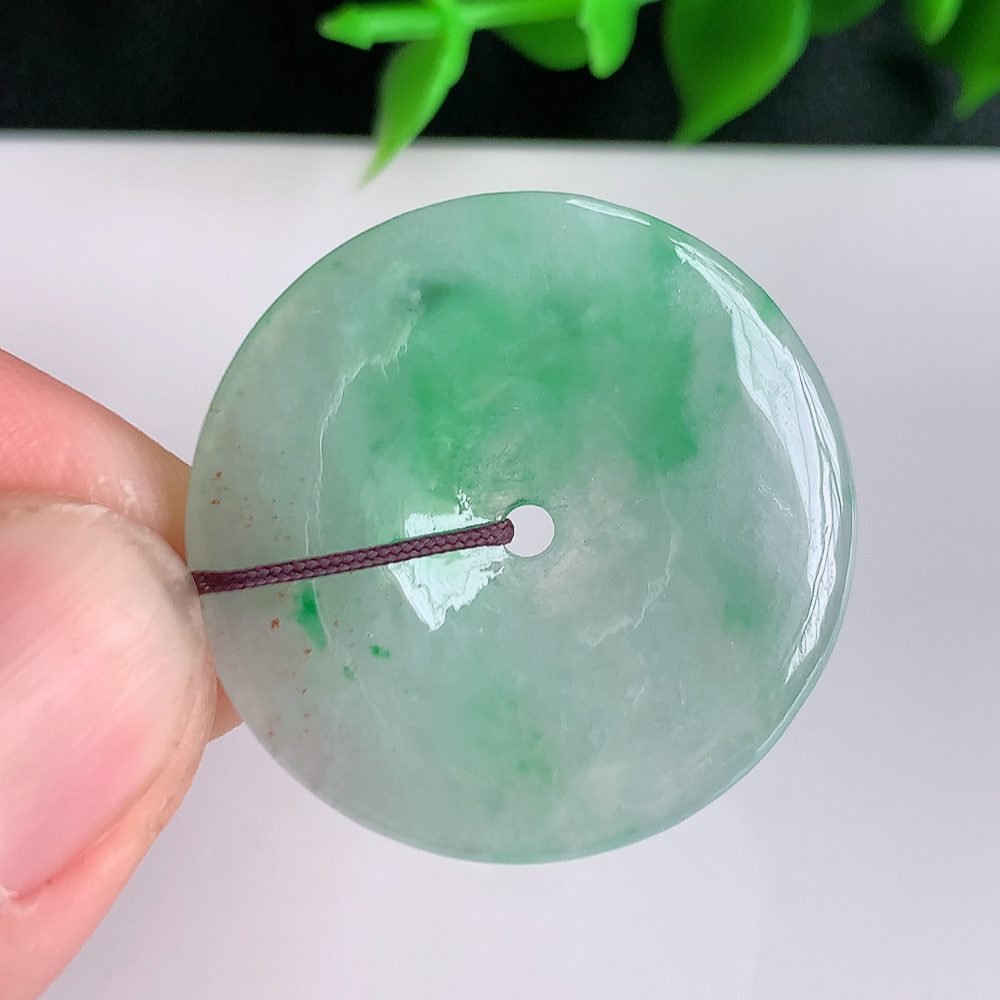 冰润飘绿平安扣吊坠，厚装饱满，冰润剔透，细腻水足，种质润泽，飘花灵动，佩戴优雅大气，W41.11   尺寸：28-3.5mm