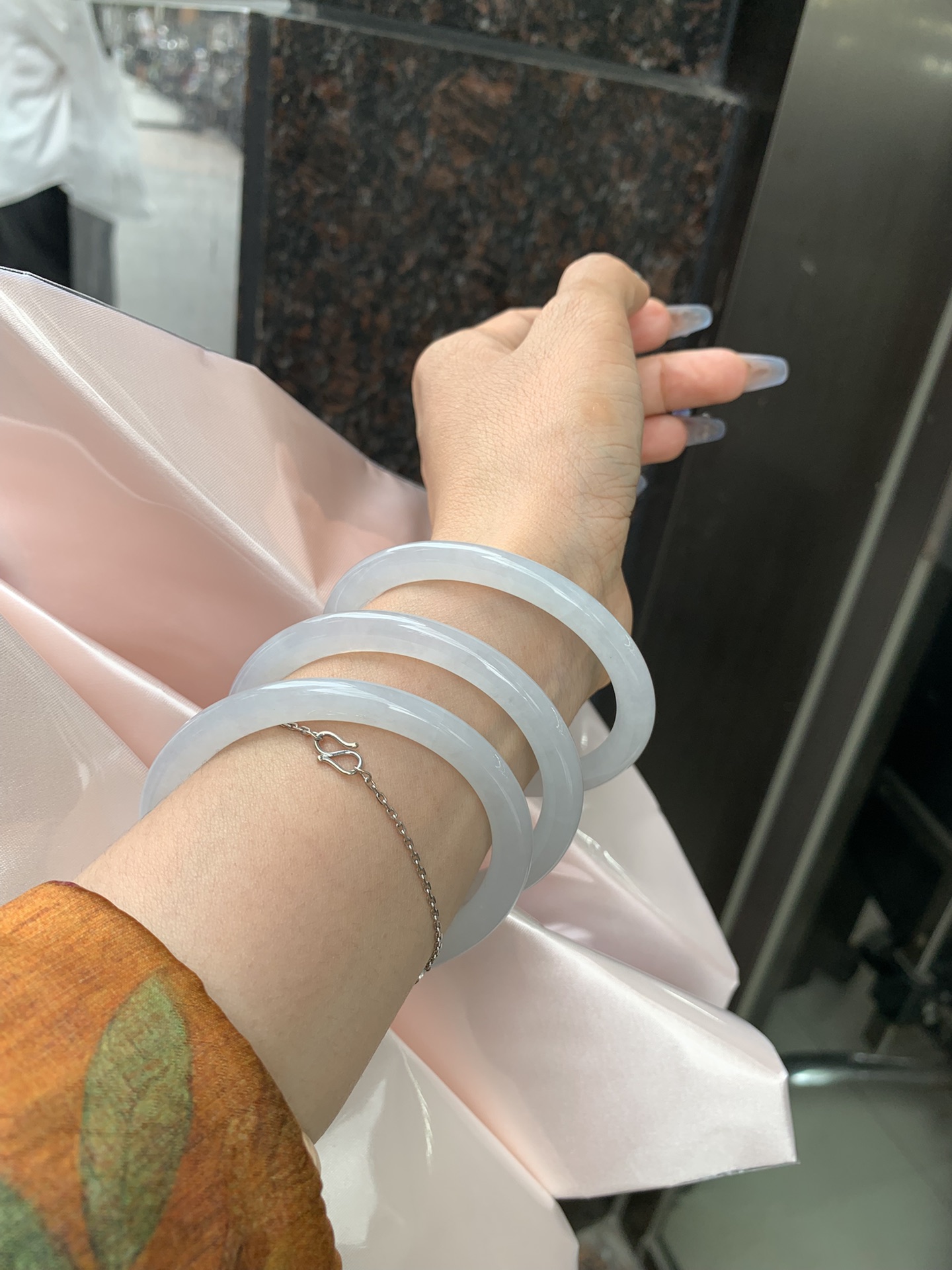 白月光美人条 54.5-7.3-6 0412-N410-6 打灯细纹，底妆细腻，水水润润的白月光，如同夜空中最温柔的那一抹月光，轻轻洒落你的手腕，带来一份宁静与雅致