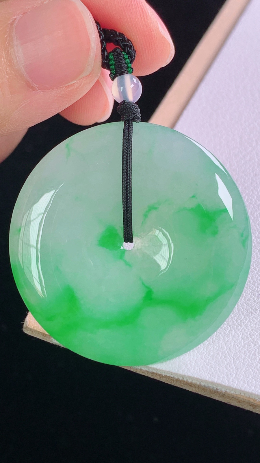 冰飘绿平安扣
翠色鲜浓，饱满圆润
尺寸:34.9-5.2mm 8