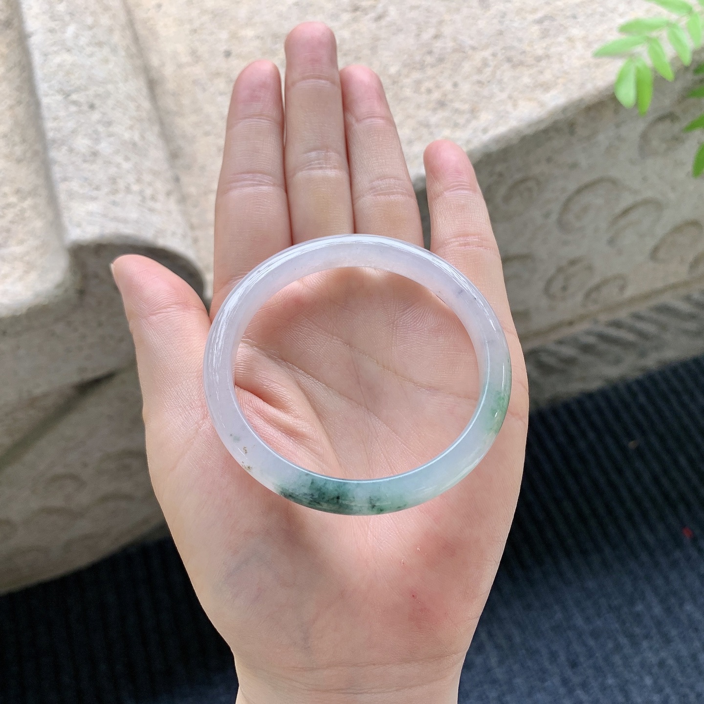 正圈50 51【圈口】51.7/9/5.8【编码】QX041206【描述】糯冰飘花，水润，种老，细腻，打灯有棉线