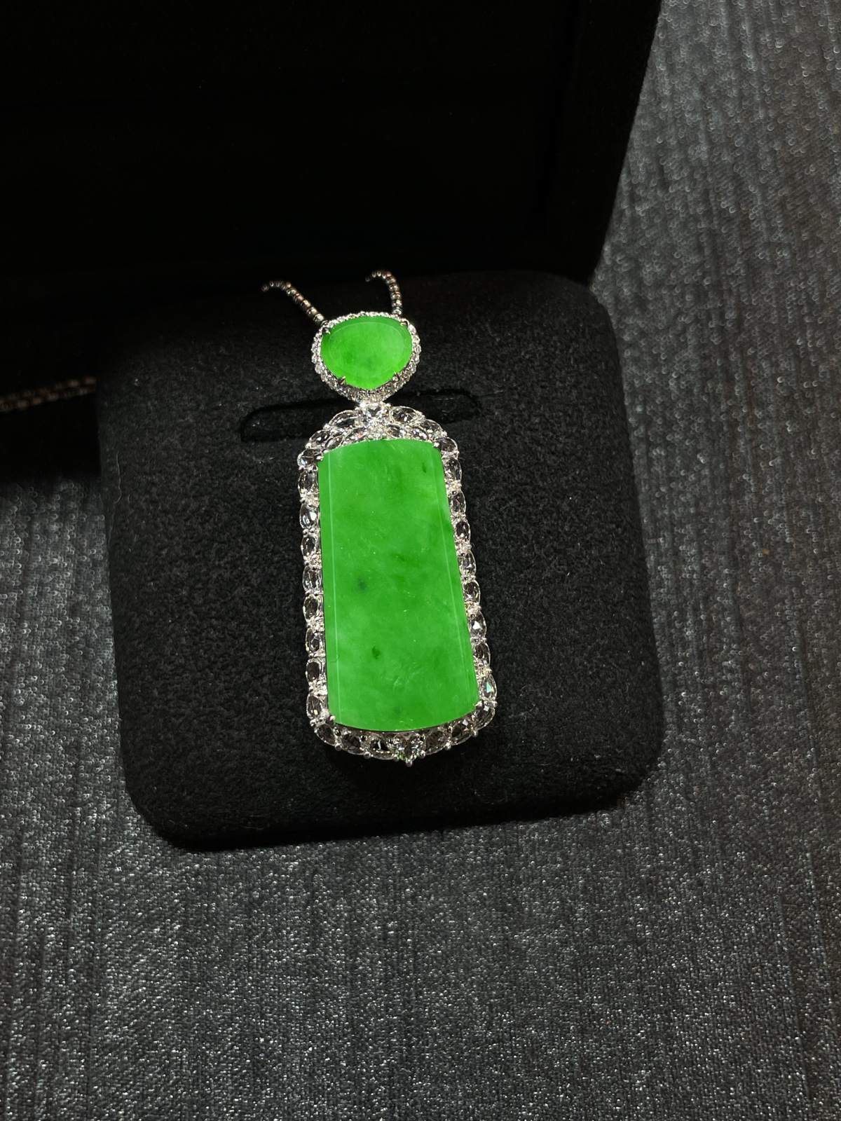 冰阳绿 飘色花 无事牌吊坠 不影响佩戴

18k金镶嵌 卖个大尺寸性价比