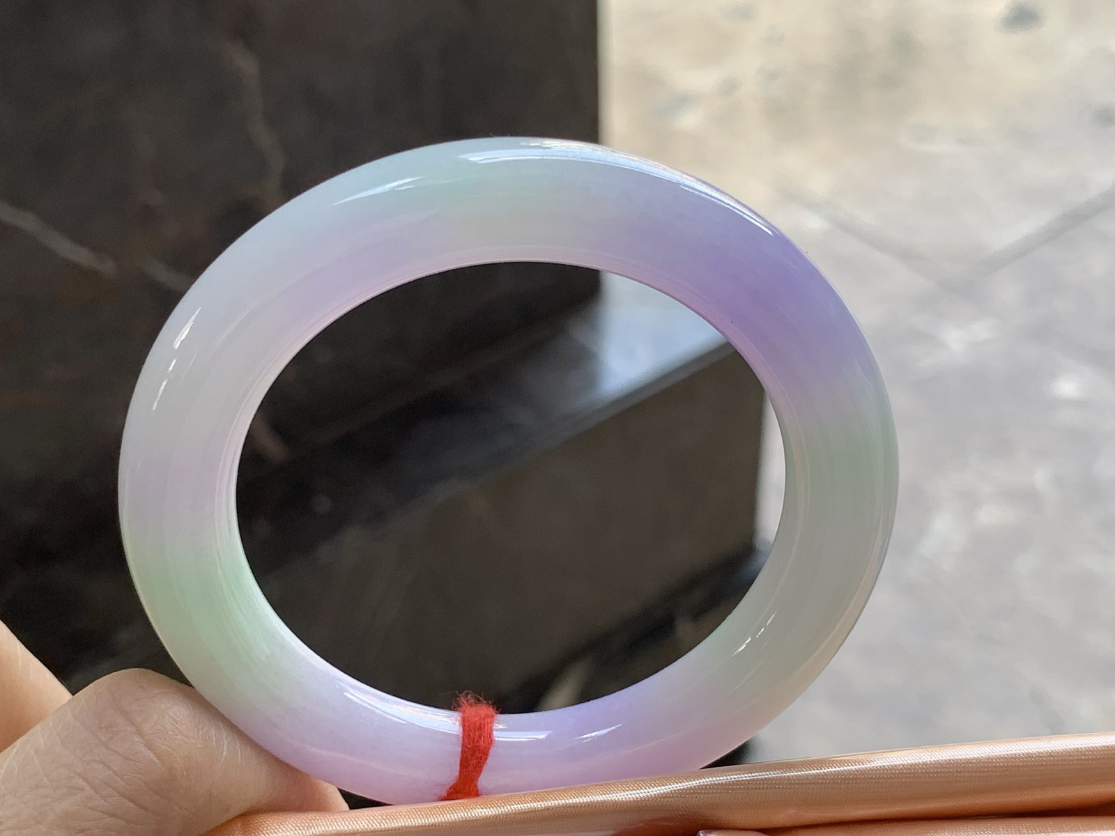 54-10.5

春彩圆条手镯54 55可戴～ 颜色鲜艳 细腻清爽的底子