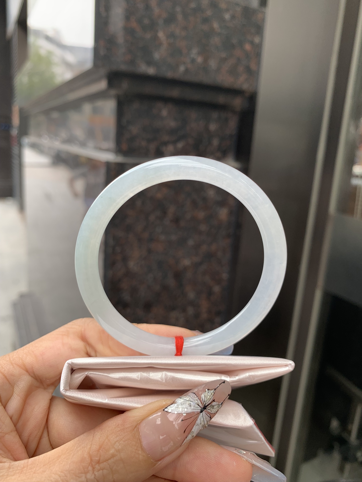 白月光美人条 54.5-7.3-6 0412-N410-6 打灯细纹，底妆细腻，水水润润的白月光，如同夜空中最温柔的那一抹月光，轻轻洒落你的手腕，带来一份宁静与雅致