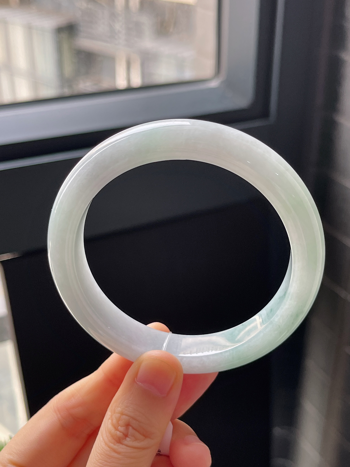 正圈60圈口，翡翠糯化种浅绿色手镯