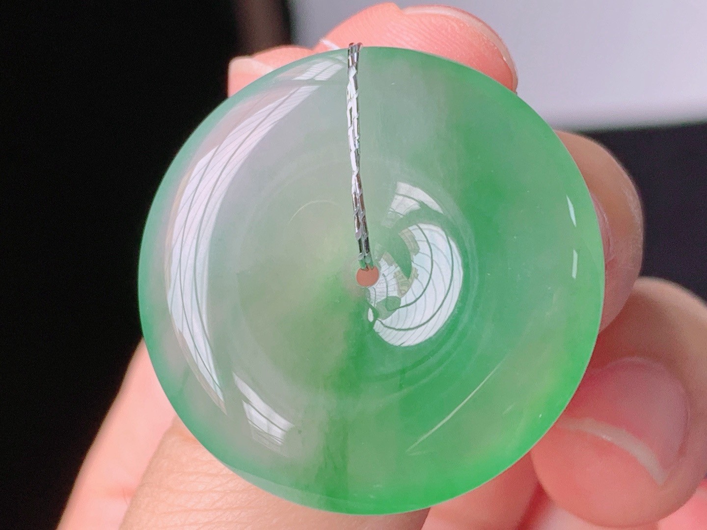 高品质
冰晴平安扣
水润清爽，饱满圆润
尺寸:28.5-5.9mm