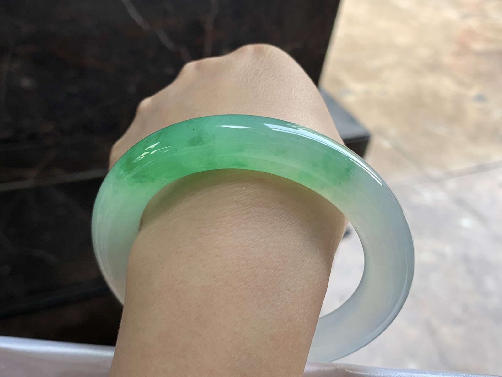 59-11.8

冰带色圆条手镯^_^鲜艳 色阳 种水好 大圈