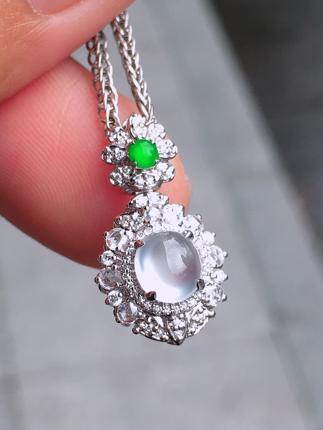 玻璃种蛋面吊坠，玉质细腻，荧光感超
强，饱满圆润，尽显优雅气质，18k
金豪华镶嵌