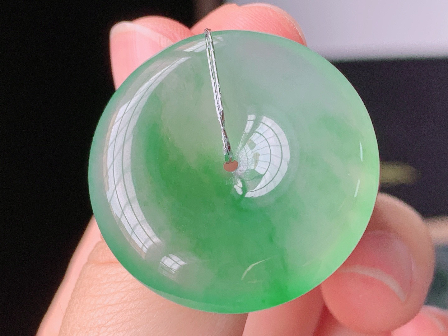 高品质
冰晴平安扣
水润清爽，饱满圆润
尺寸:28.5-5.9mm