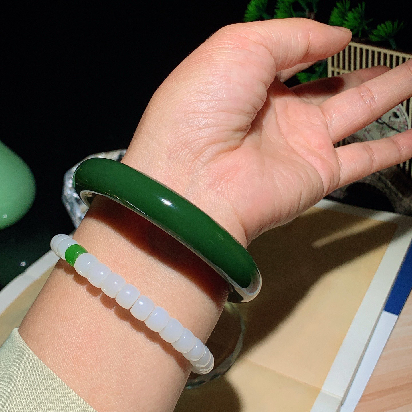 55圈口和田玉阳绿俄罗斯碧玉手镯 55圈口条宽12厚11重69.7克。玉质细腻油润。手推出油。佩戴高端典雅。lt260410