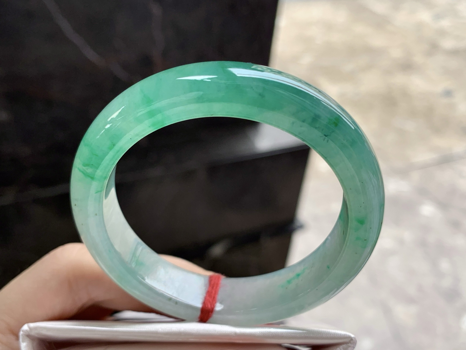 52.6-12.7-8.3

冰绿花手镯^_^颜色鲜艳起光