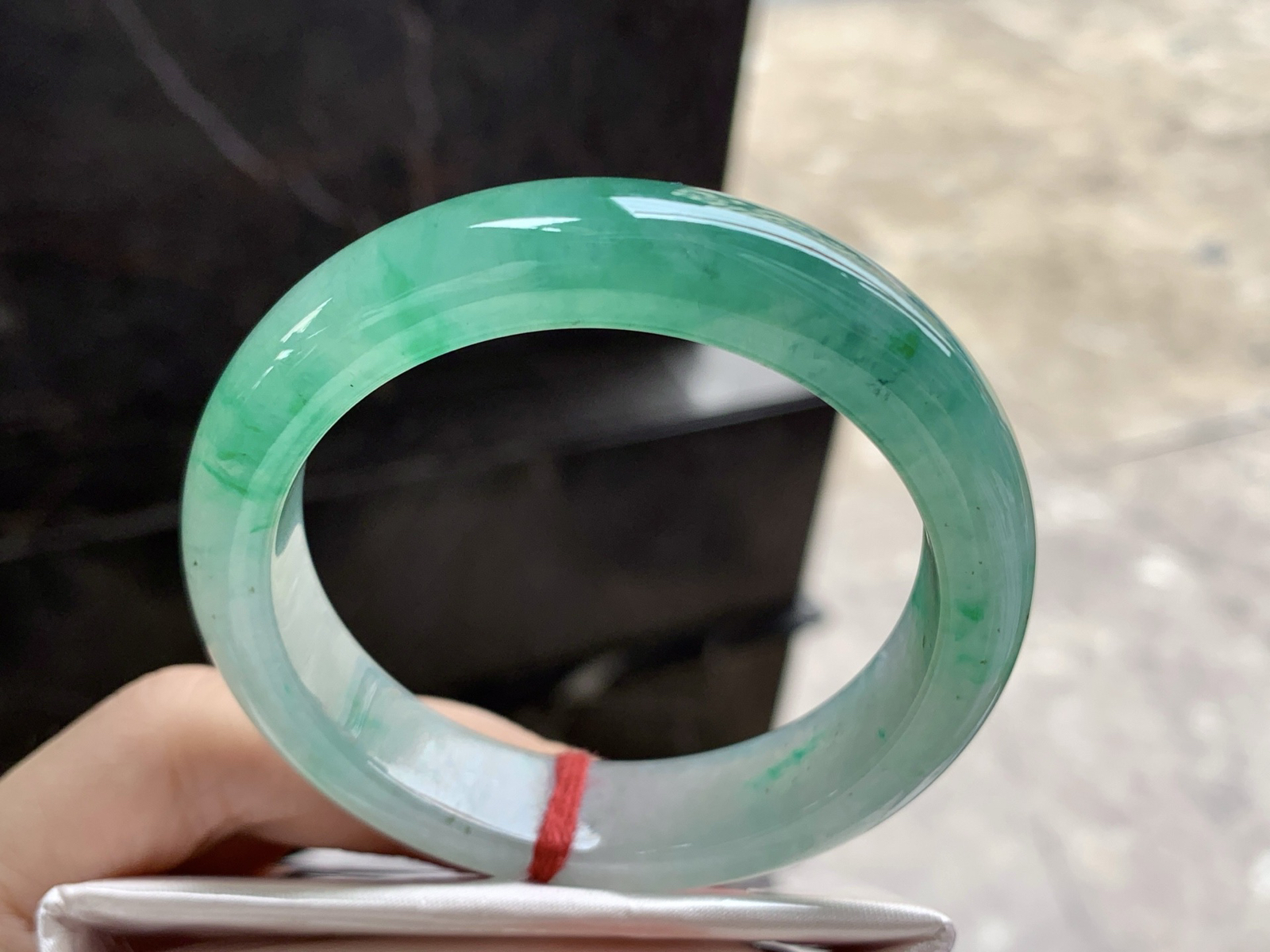 52.6-12.7-8.3

冰绿花手镯^_^颜色鲜艳起光