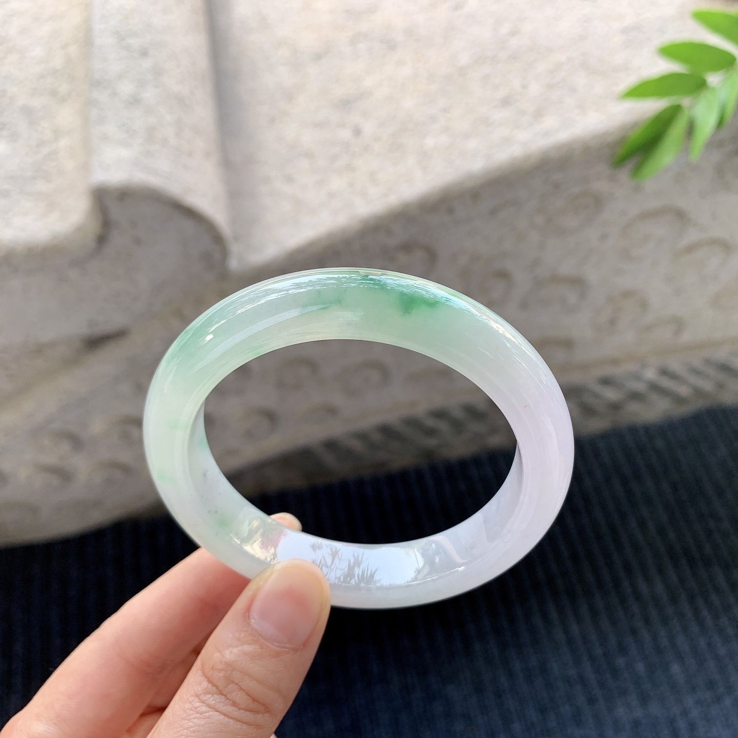 正圈55 56【圈口】56.9/12/9【编码】J7122115【描述】冰糯粉紫飘绿花，水润，种老，细腻，无裂纹