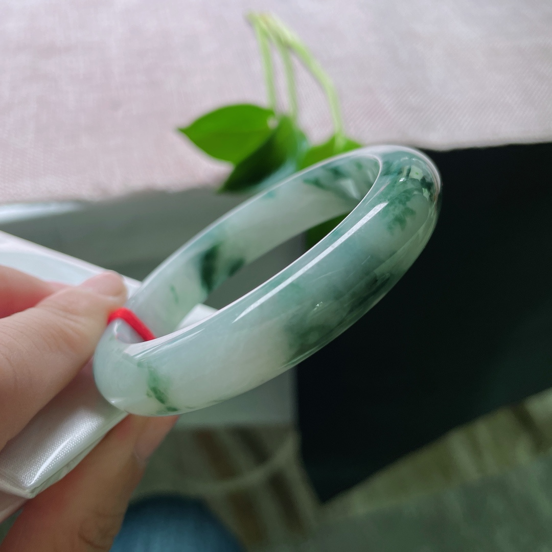 56/12.2/8.4，飘花正圈，底子细腻干净，玉含灵韵，花自飘零。有纹，ss49379a