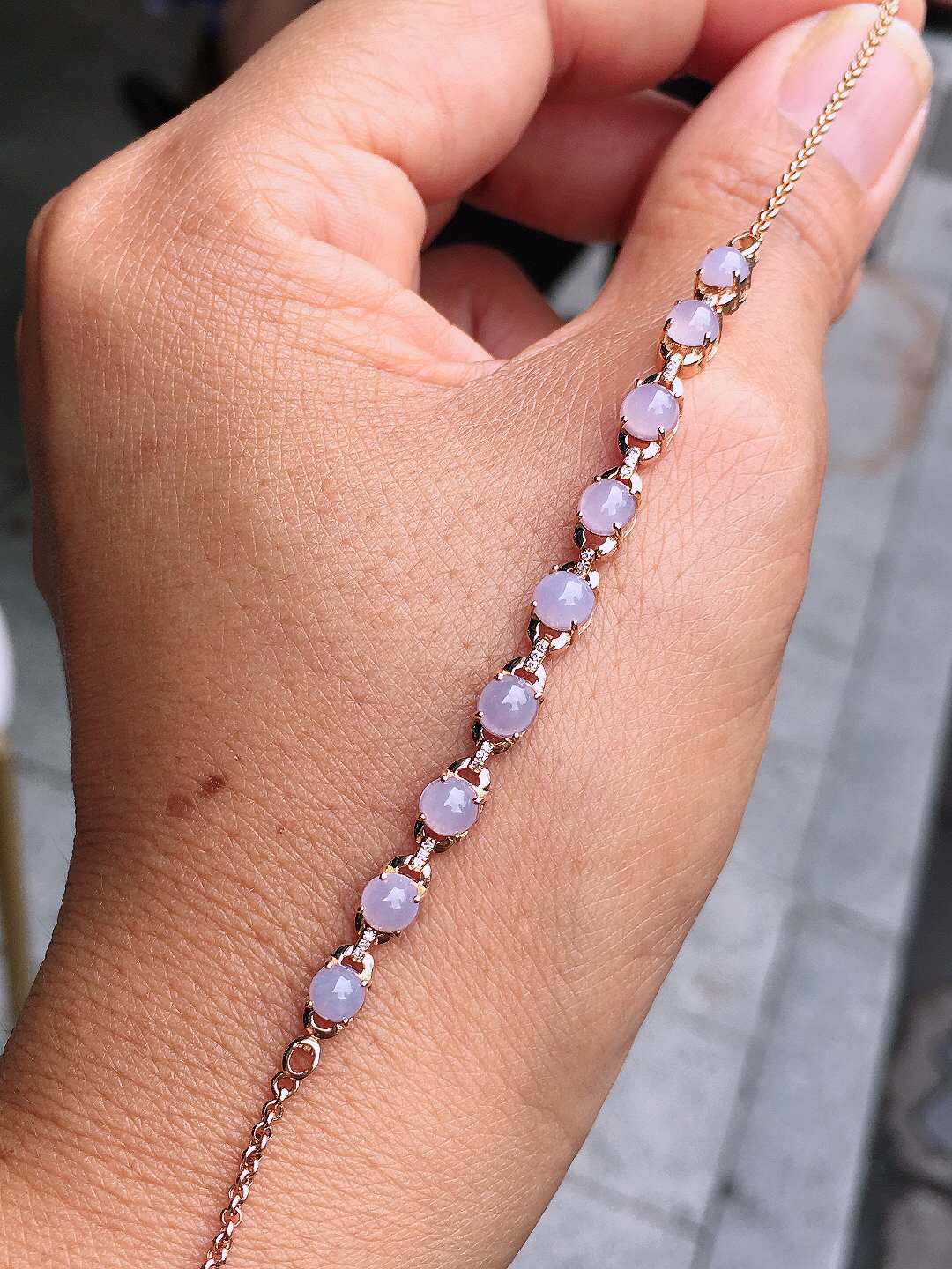 紫罗兰蛋面手链，色泽均匀艳丽，玉质细腻，荧光感超
强，饱满圆润，尽显优雅气质，18k
金豪华镶嵌