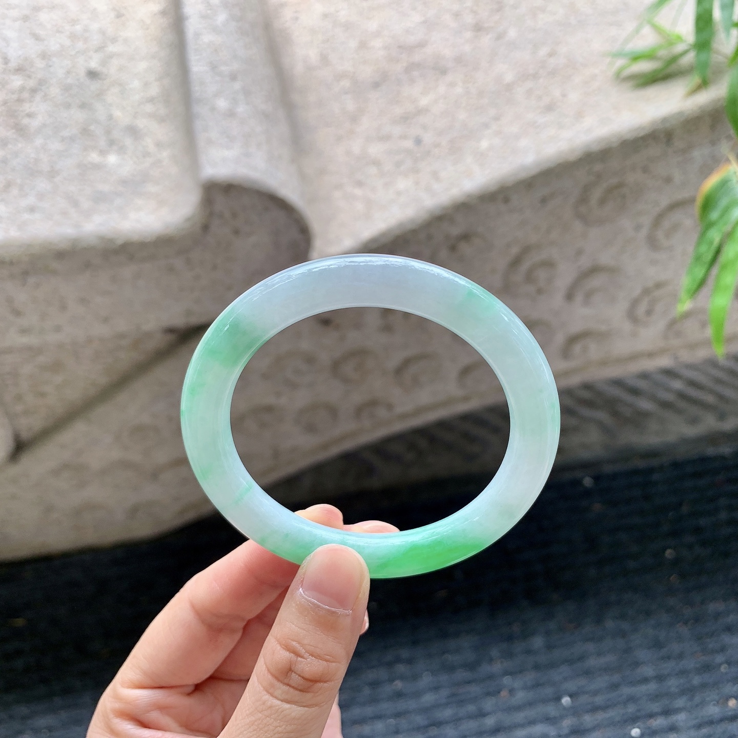 圆条54 55【圈口】54.5/8.8/9【编码】A1121781【描述】细糯飘绿，水润，种老，细腻，有纹线