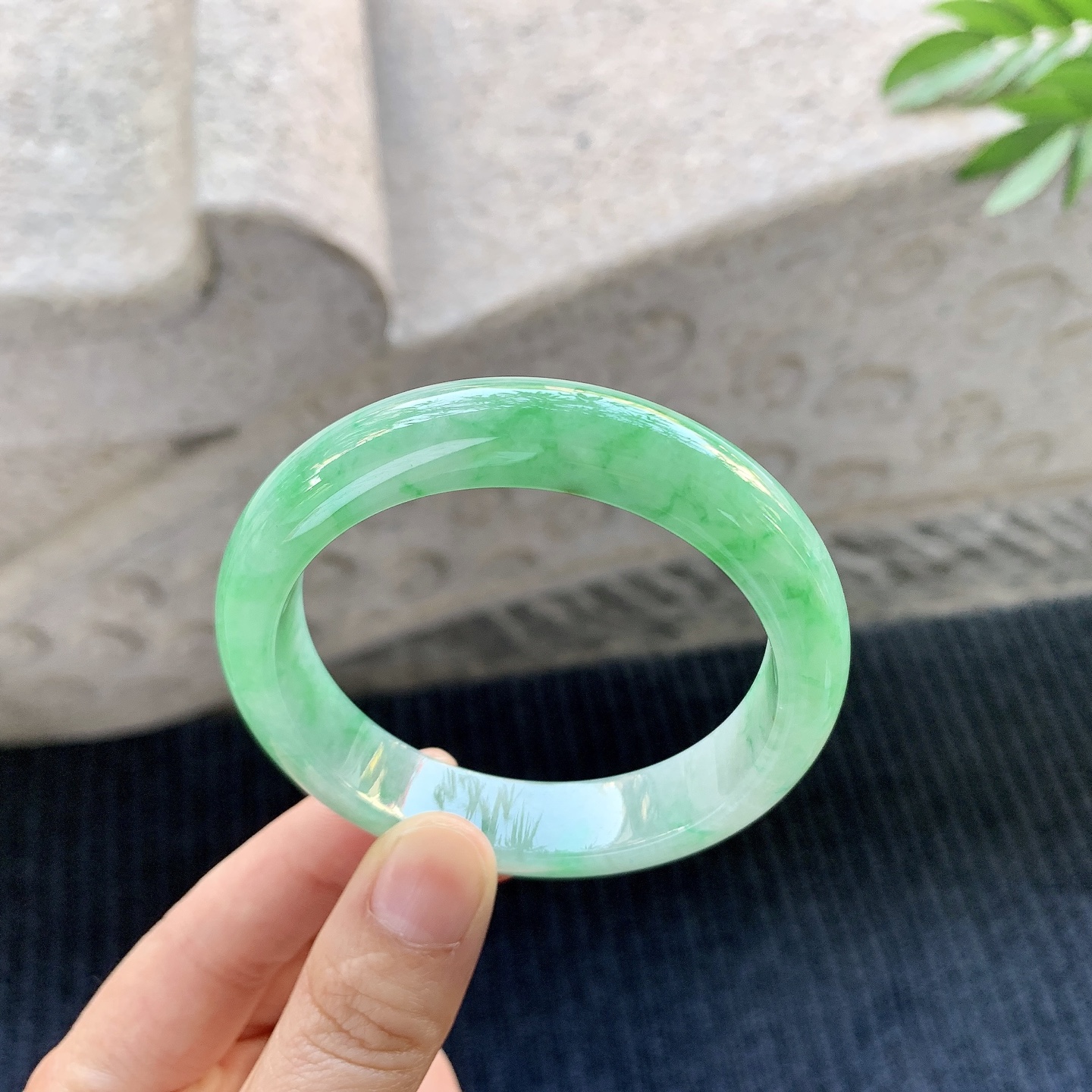 正圈54 55【圈口】54.3/12.4/8.2【编码】A1010482【描述】糯冰飘绿，水润，种老，细腻，打灯有棉线