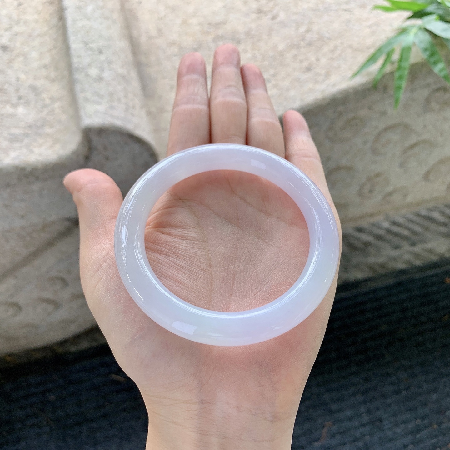 圆条54 55【圈口】55.8/9.7/9.8【编码】A1122598【描述】细糯粉紫底，水润，种老，细腻，打灯有纹线